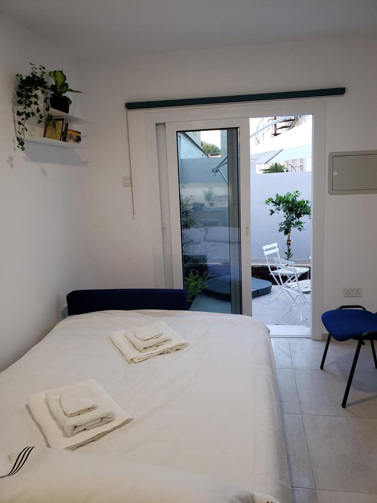 Studio Apartment - Photo 8