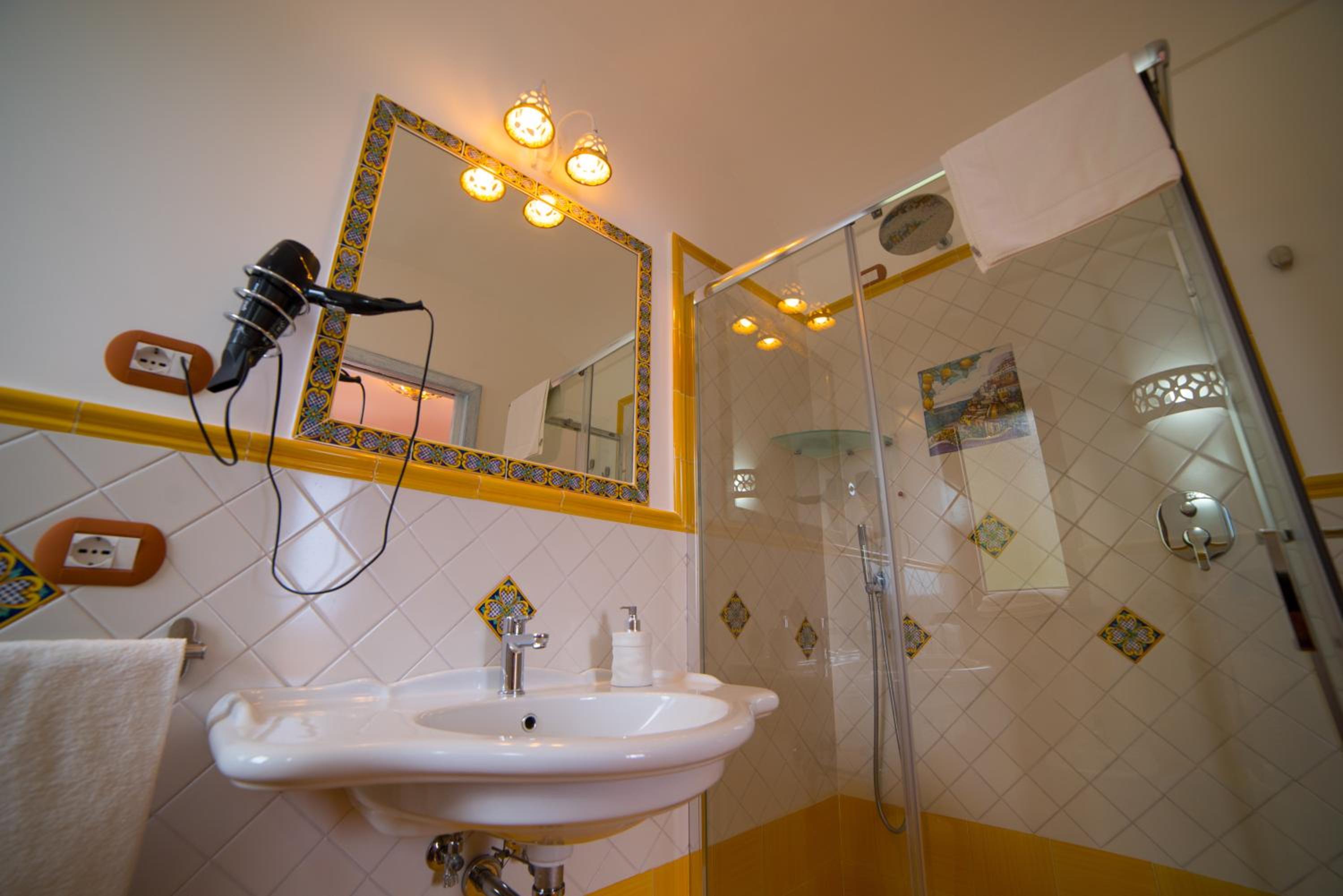 Deluxe Double Room with Balcony and Sea View photo 3