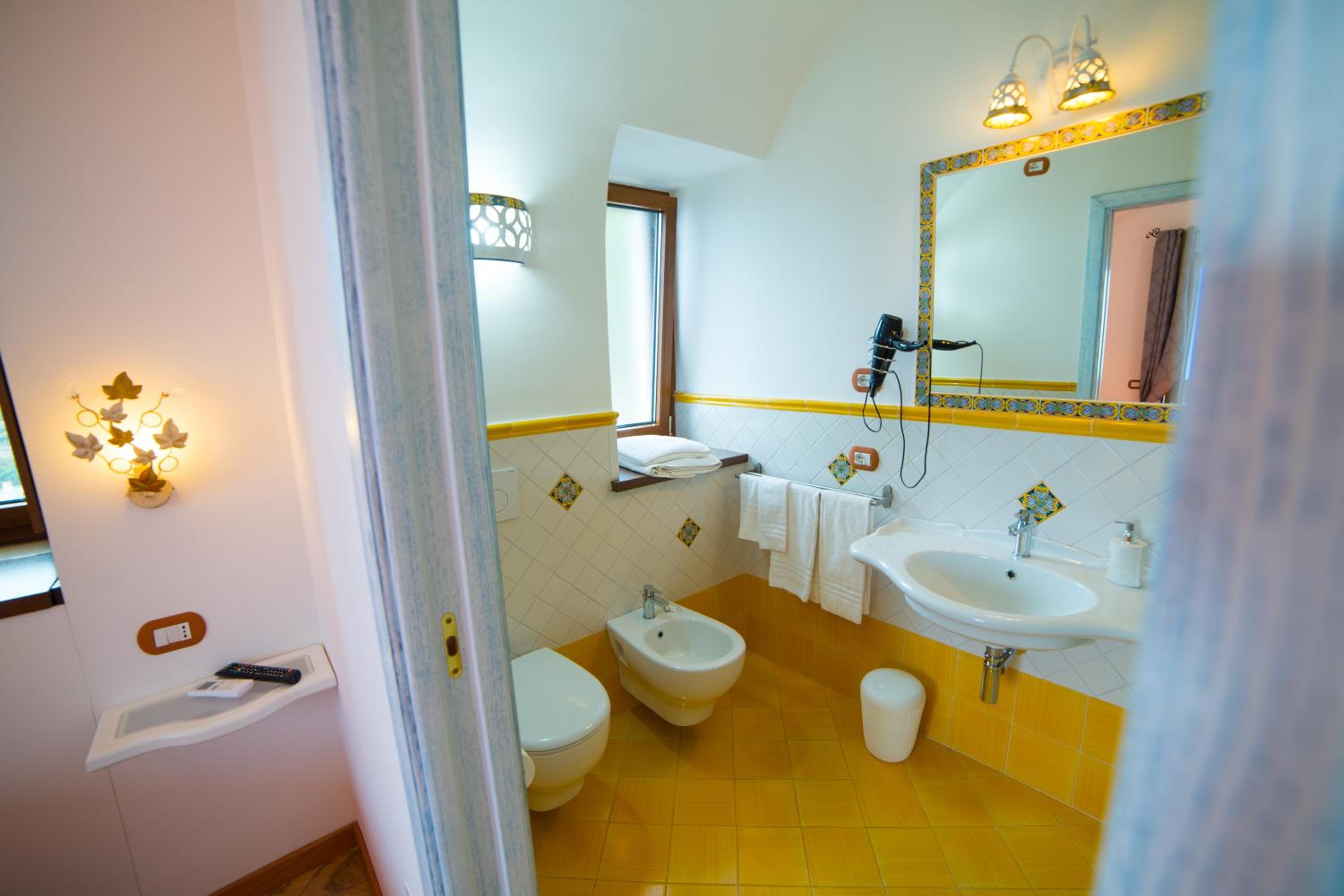 Deluxe Double Room with Balcony and Sea View photo 2