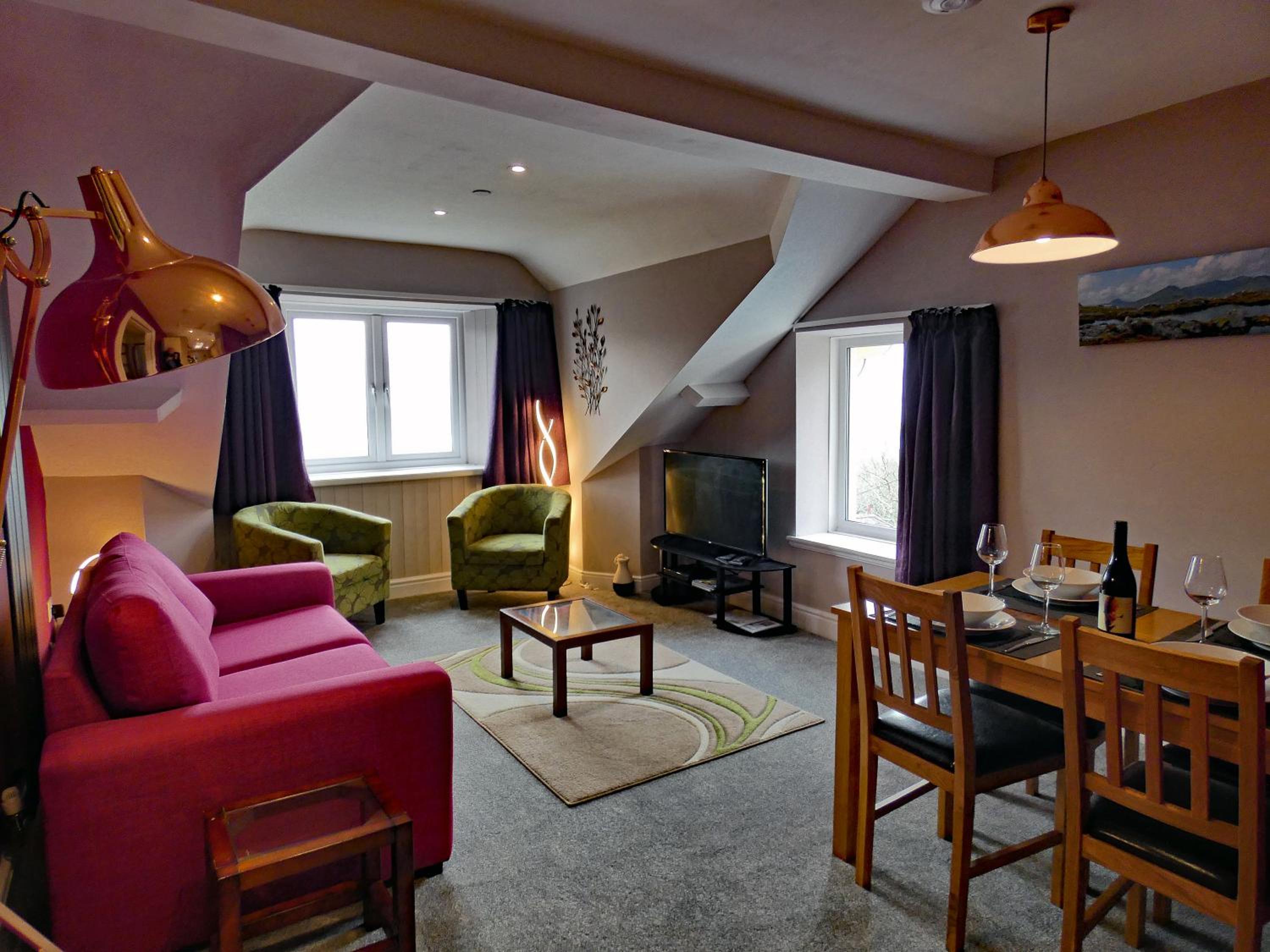 Eryri: Second Floor Apartment with Sea View