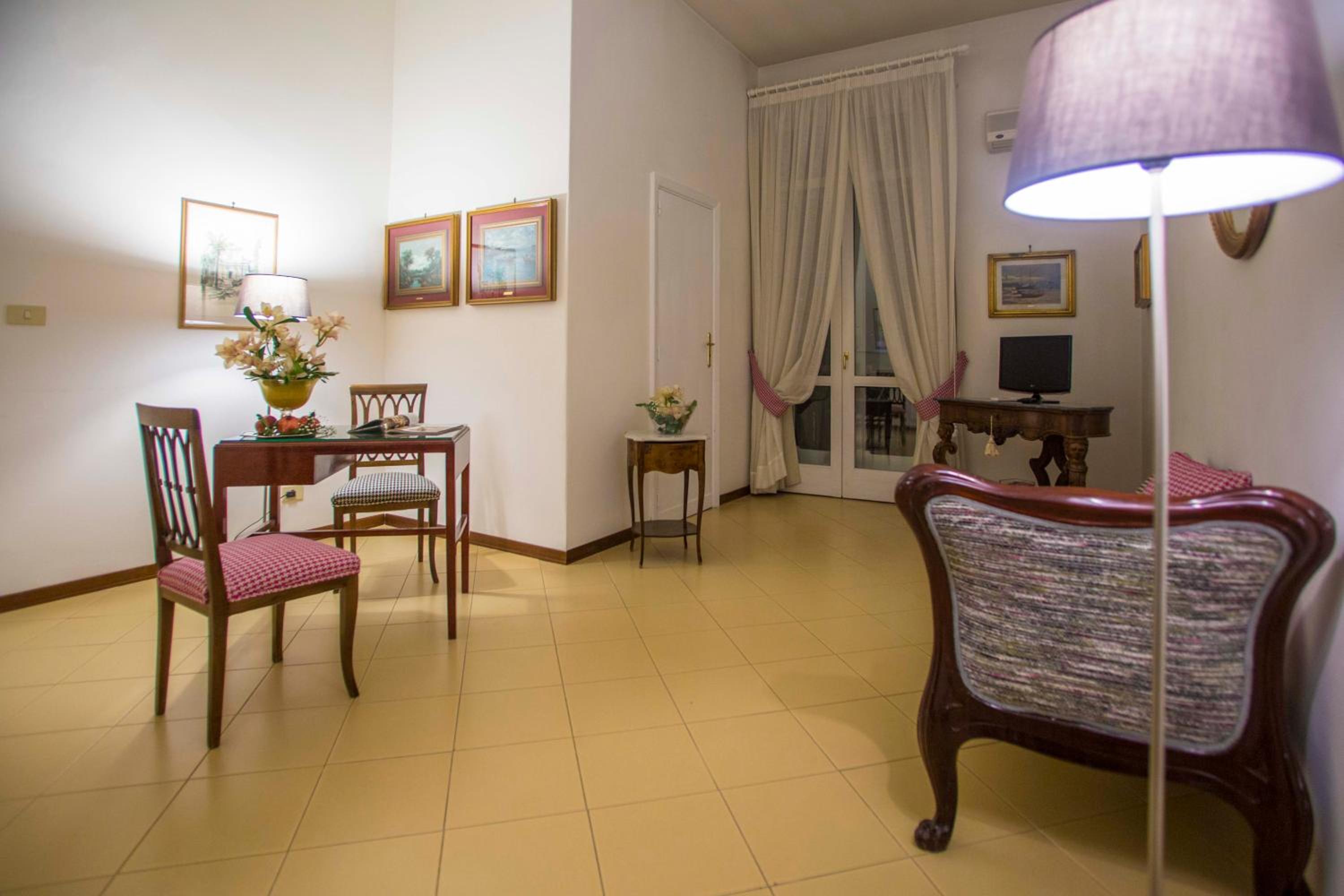 Suite - Photo 1