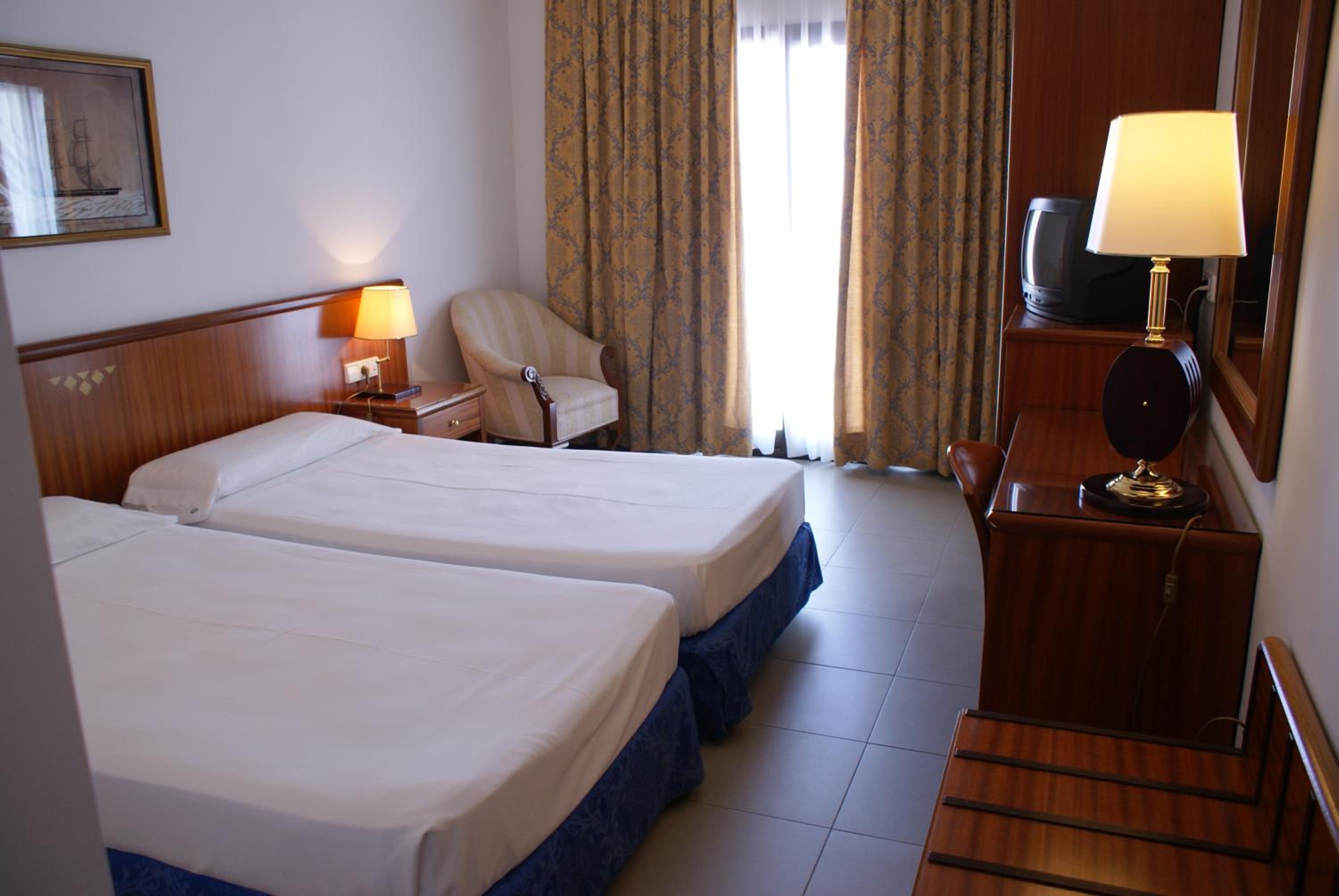 Standard Double or Twin Room with Balcony - Photo 4
