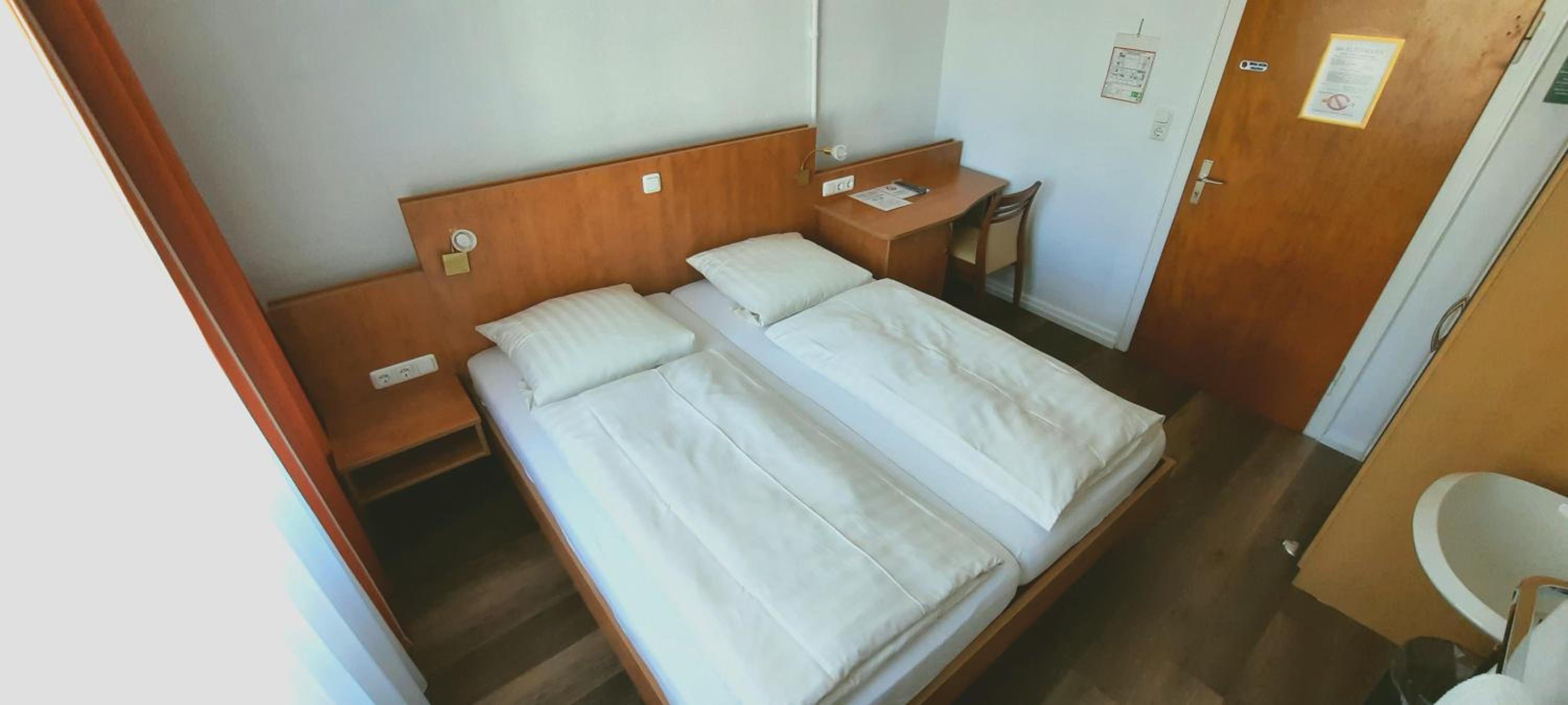 Budget Double Room - Photo 5