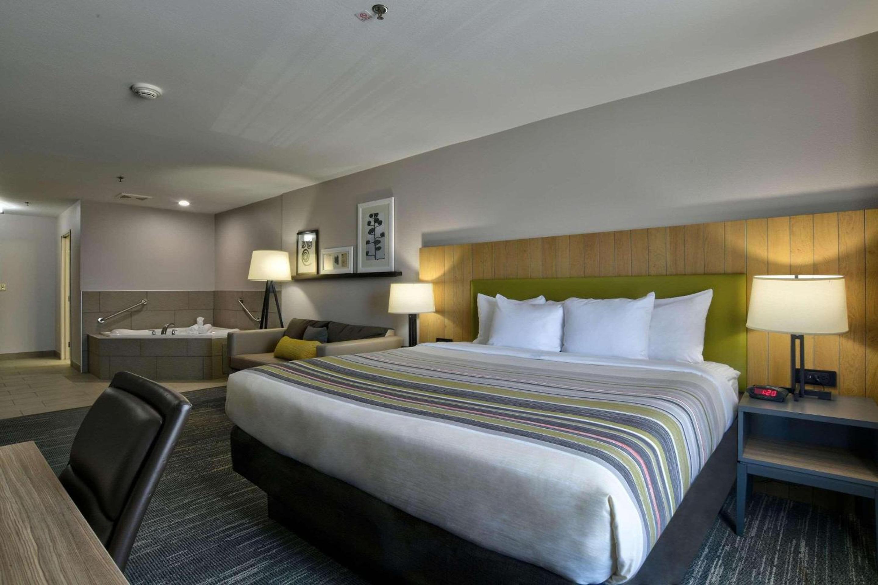King Suite with Whirlpool - Non-smoking