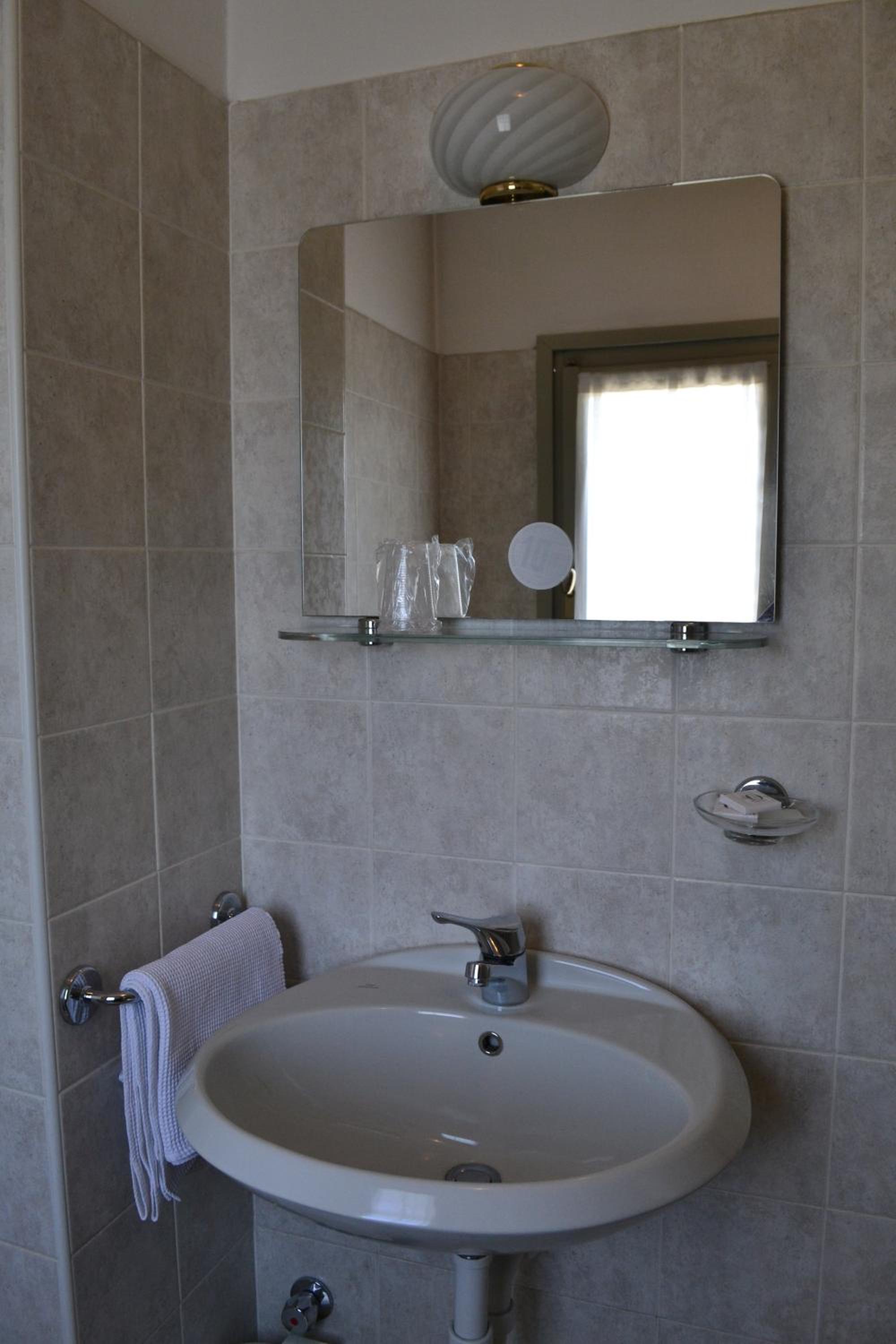 Double Room with Balcony - Photo 9
