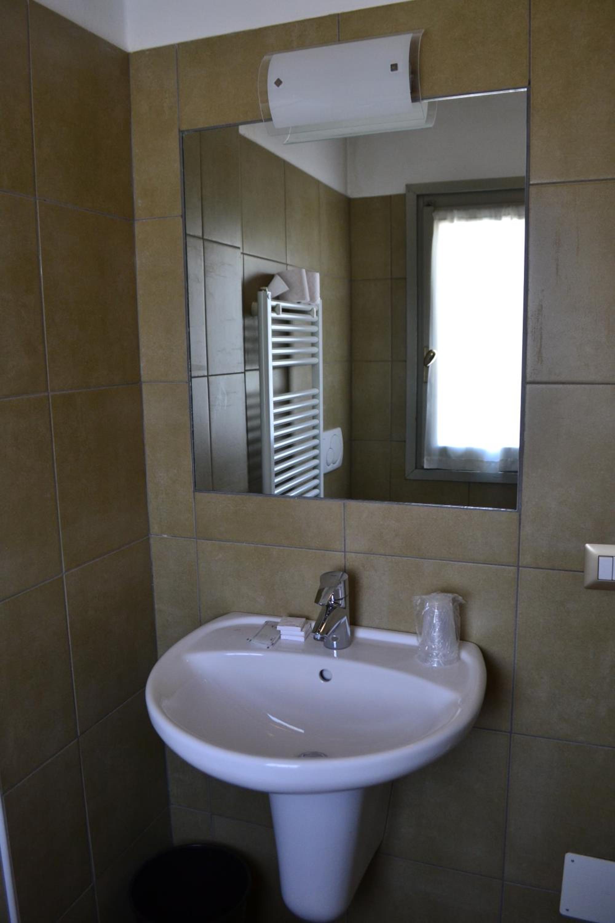 Double Room with Balcony - Photo 8