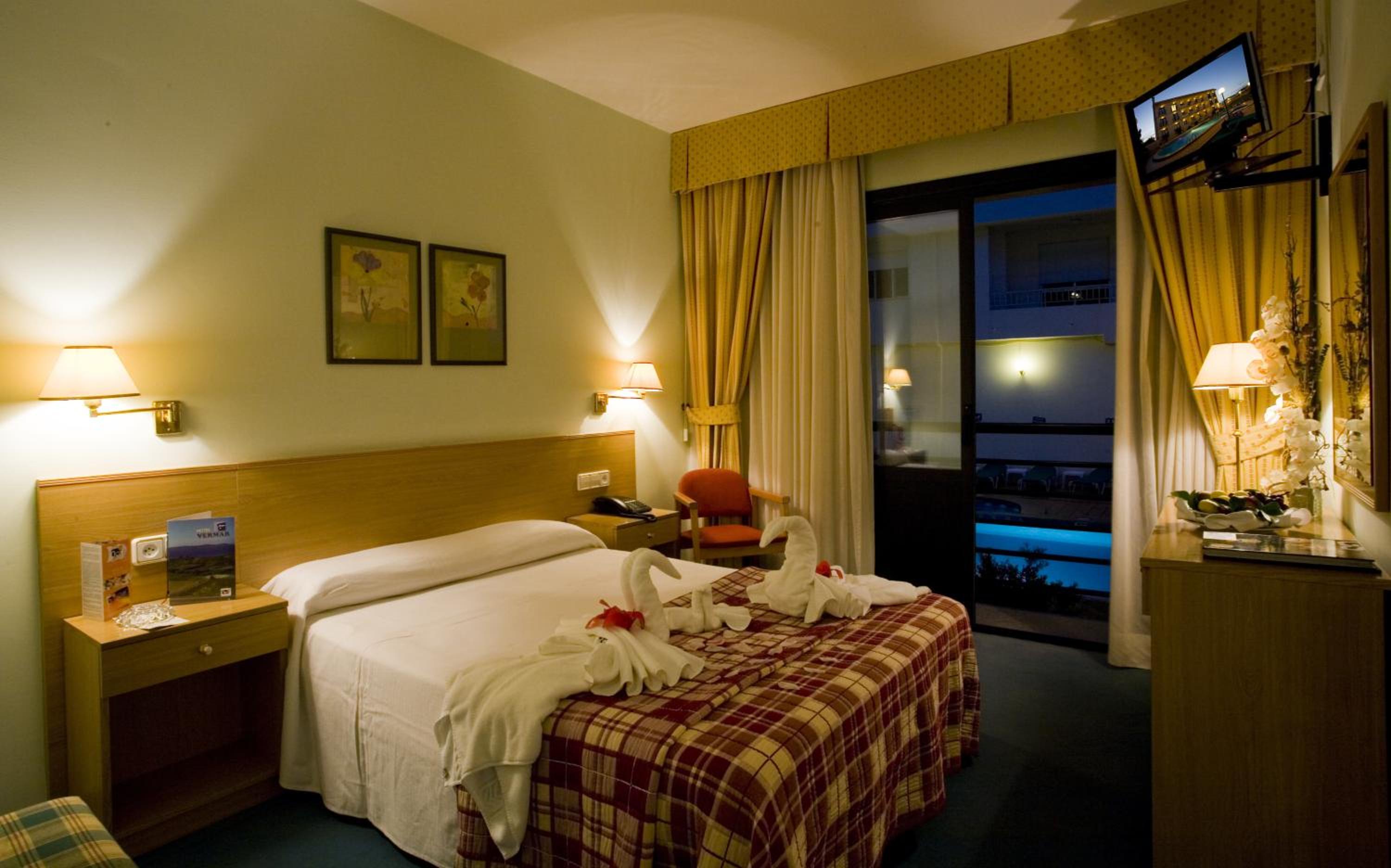 Double or Twin Room with Pool View - Photo 4