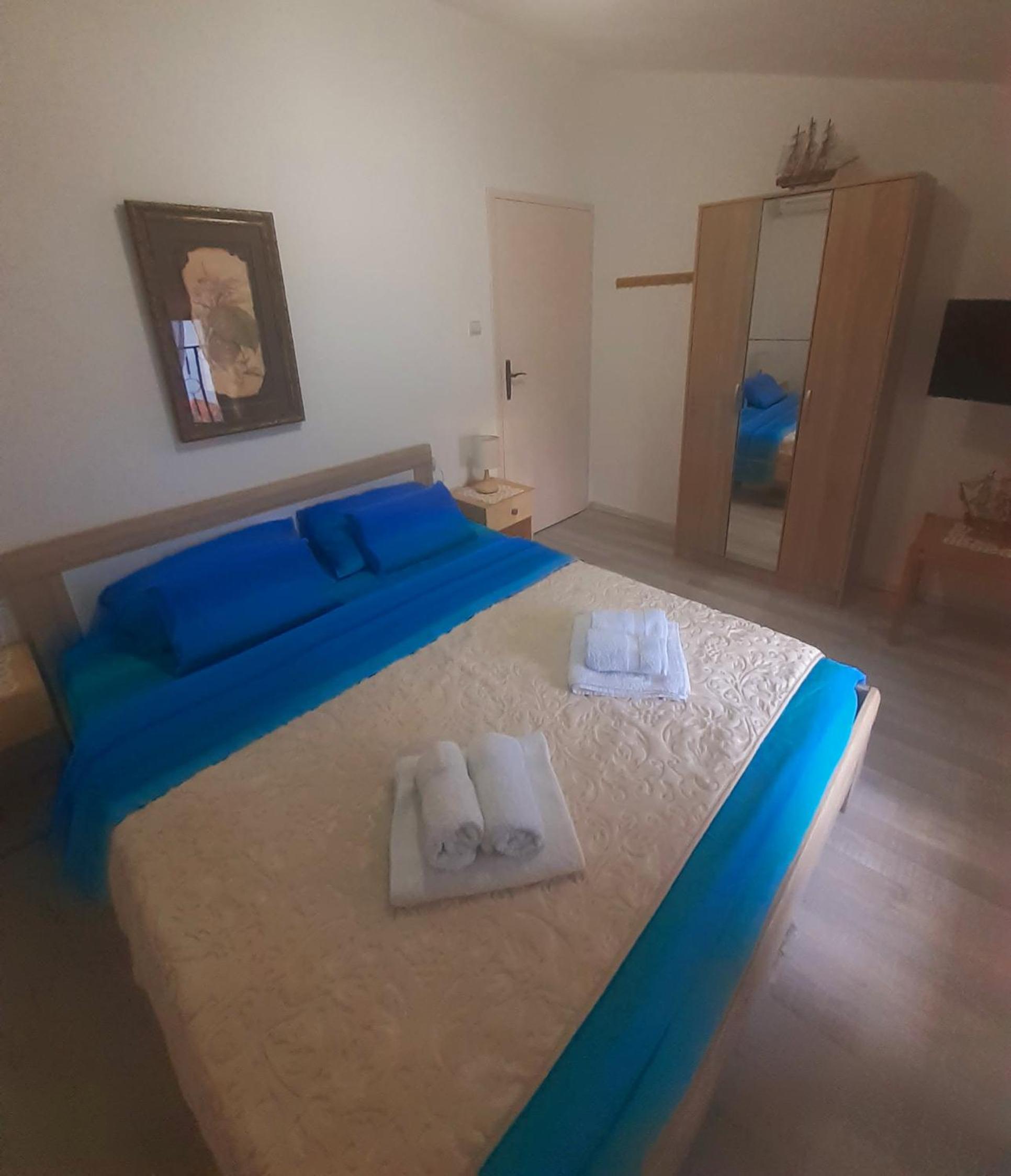 Double Room with Shared Bathroom photo 2