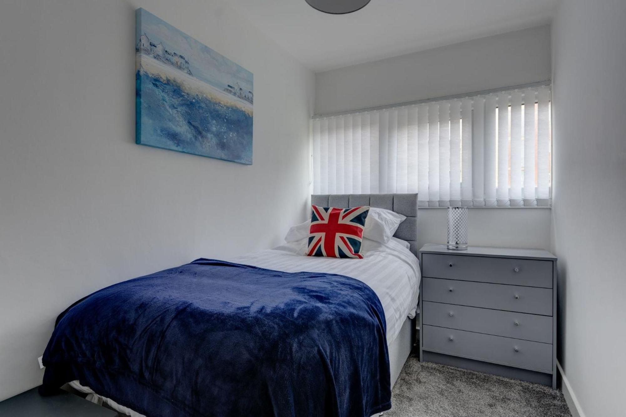 Three-Bedroom House photo 2