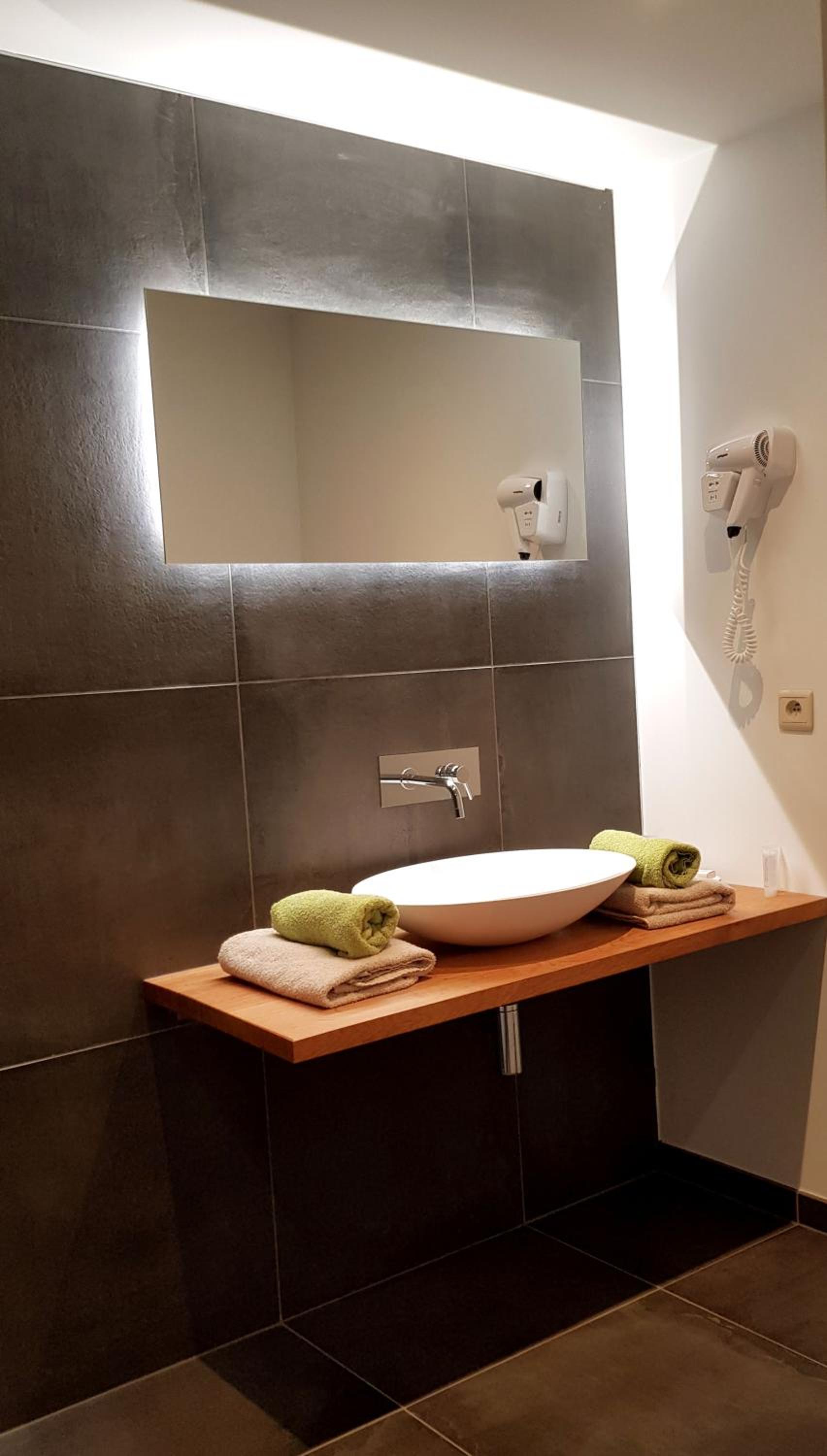Deluxe Double Room with Bath - Photo 3