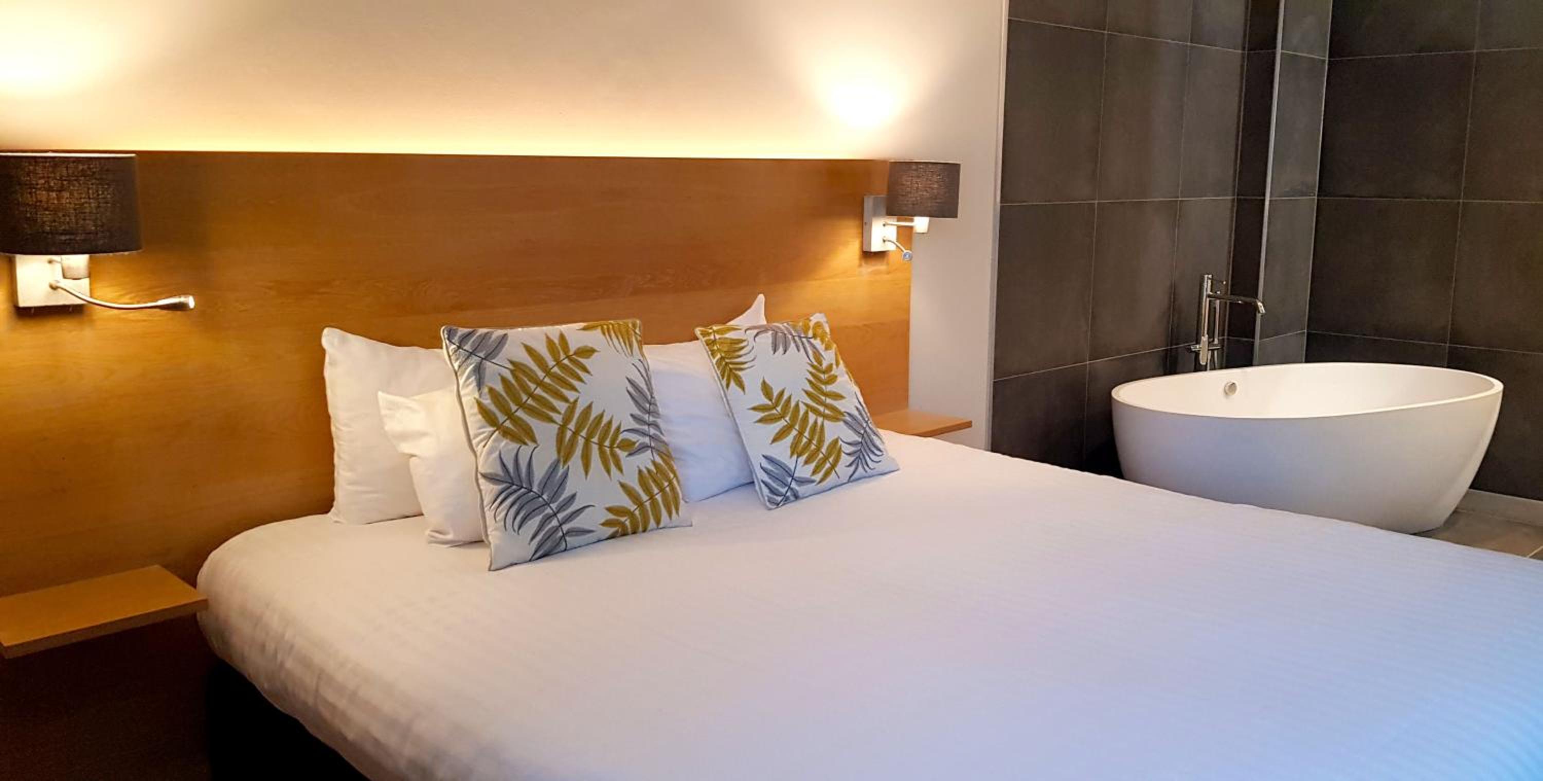 Deluxe Double Room with Bath - Photo 1