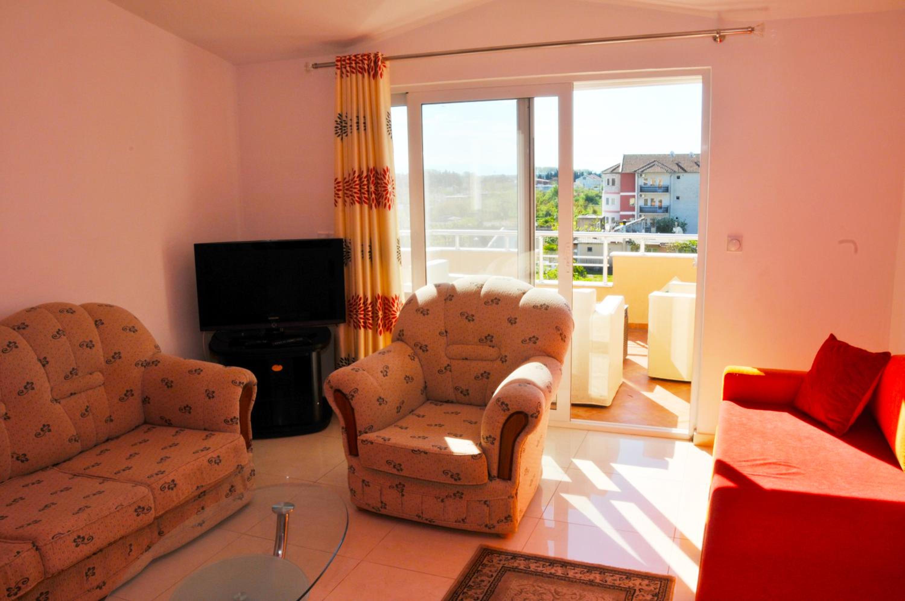 One-Bedroom Apartment with Terrace - Photo 2