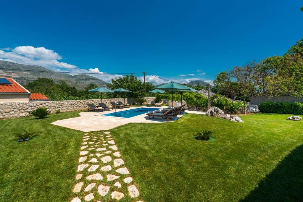 Villa photo 2