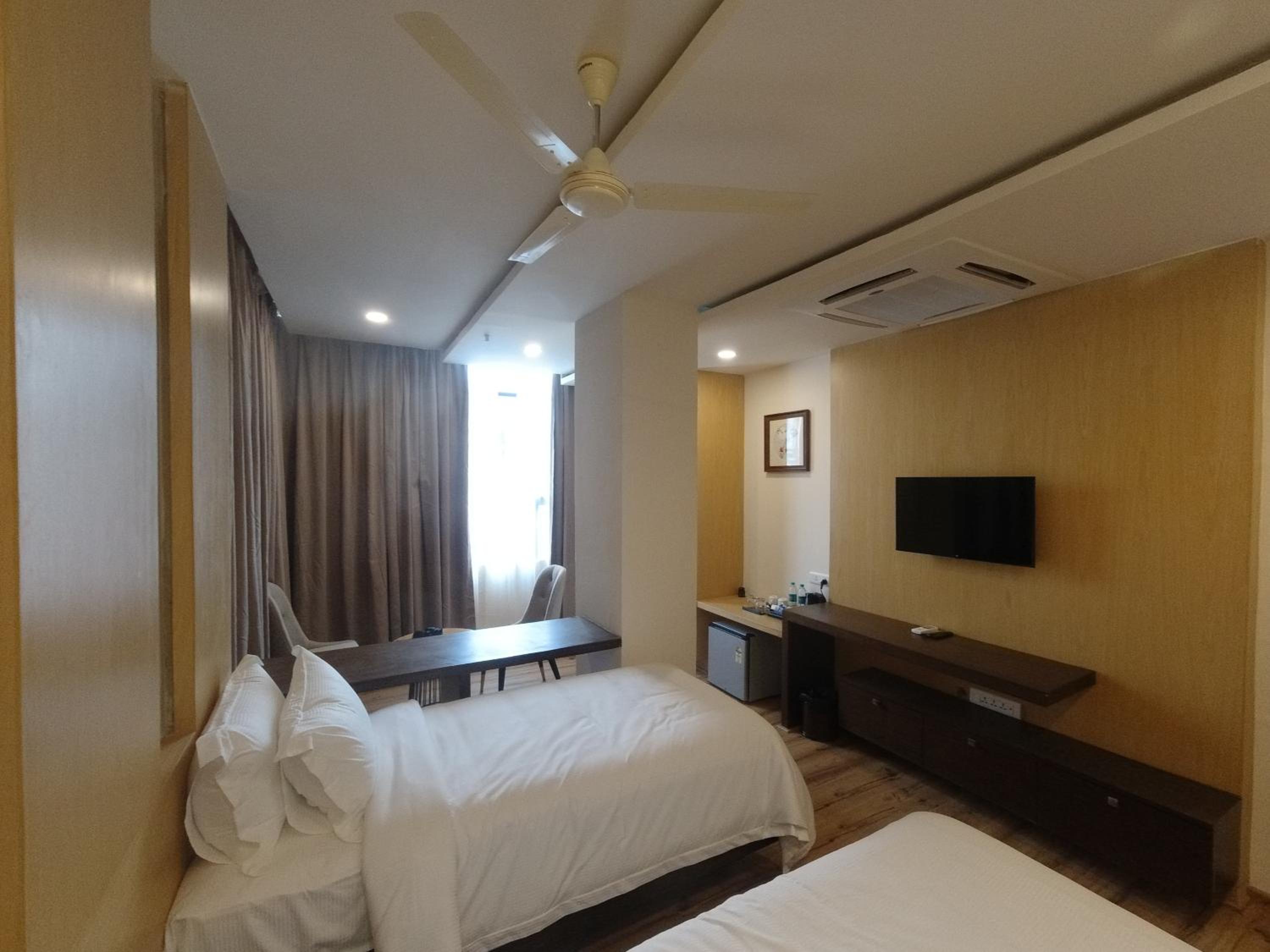 Deluxe Queen Room - Photo 4