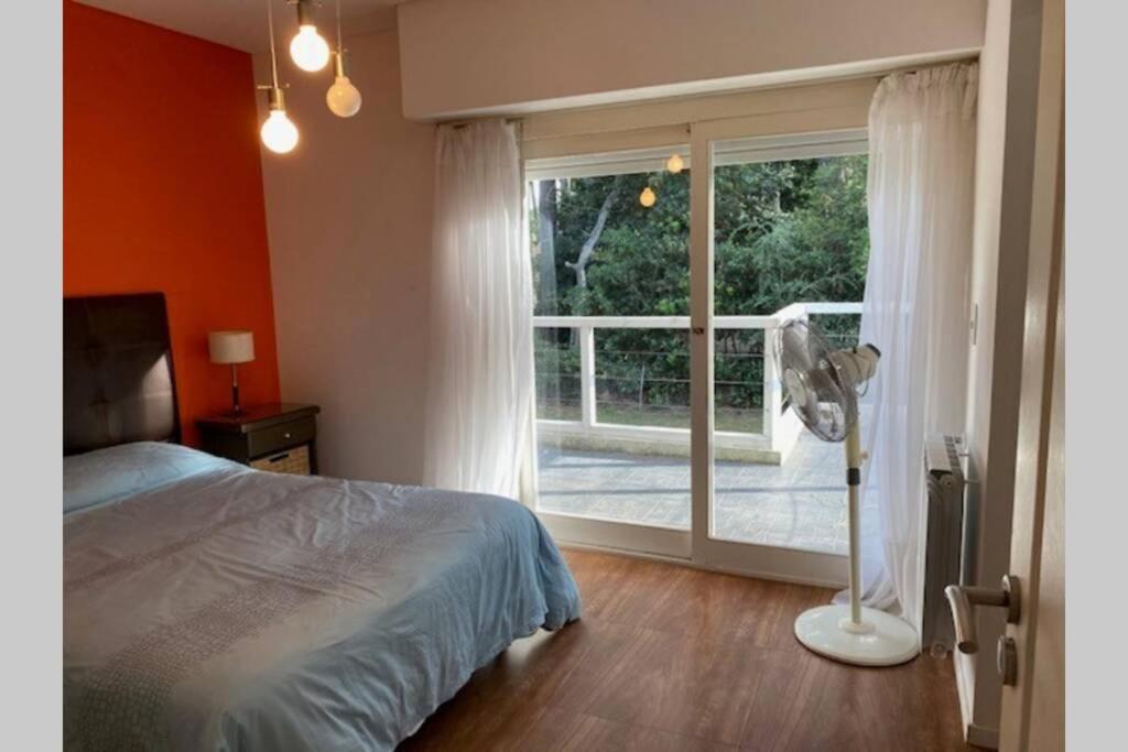 Five-Bedroom House photo 1