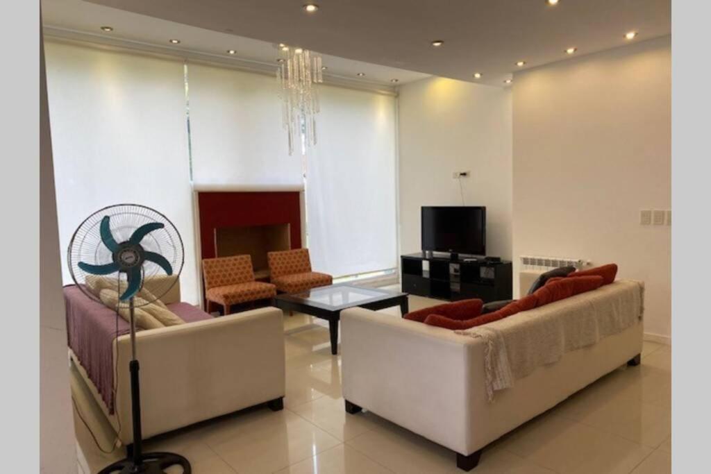 Five-Bedroom House photo 2