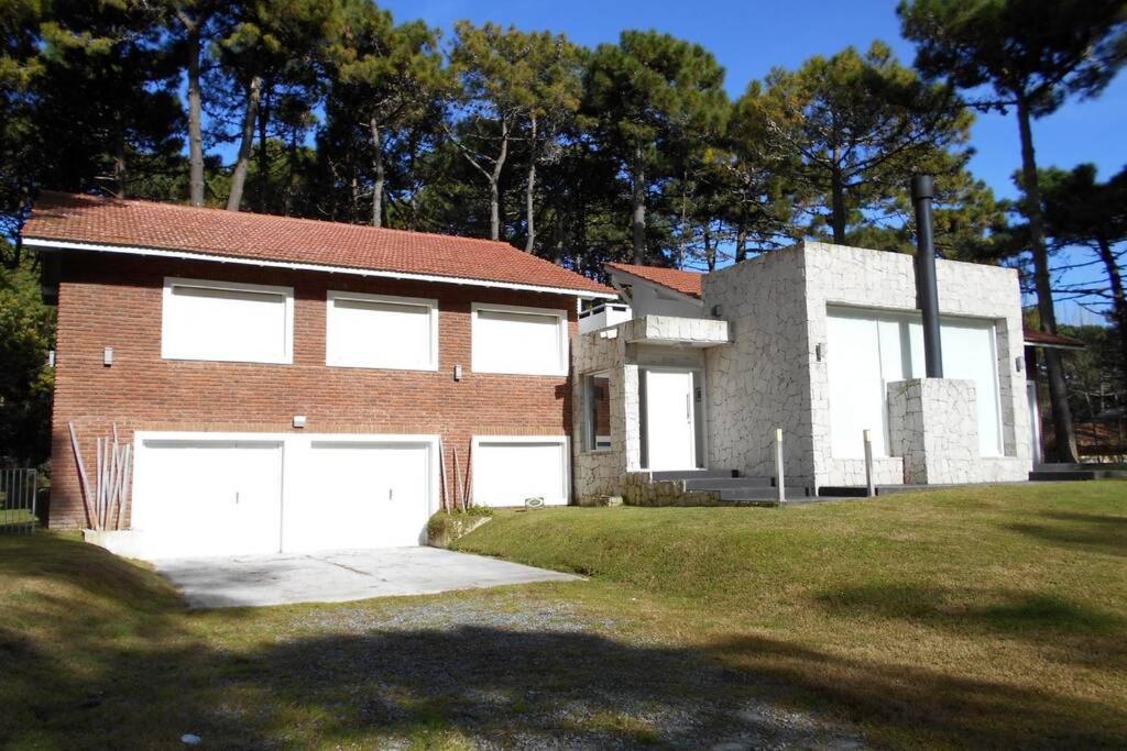 Five-Bedroom House photo 3