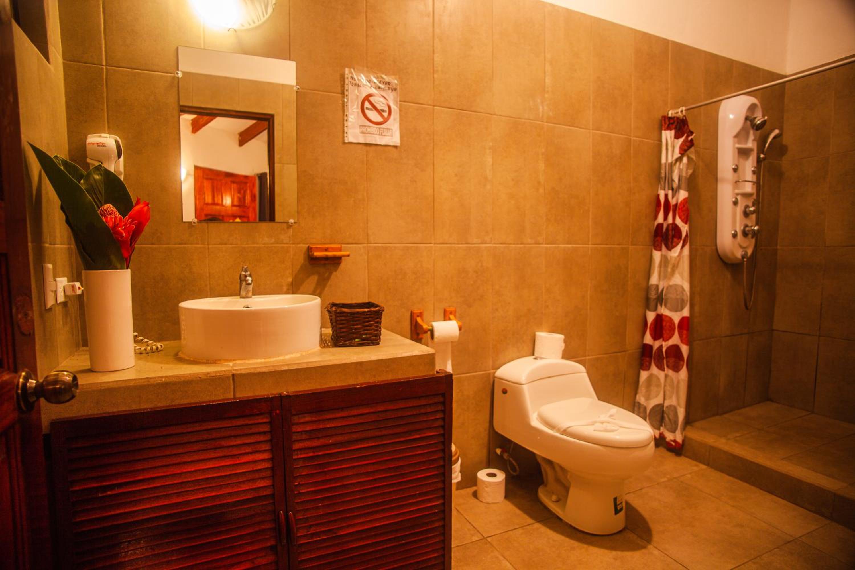 Family Room with Private Bathroom photo 3