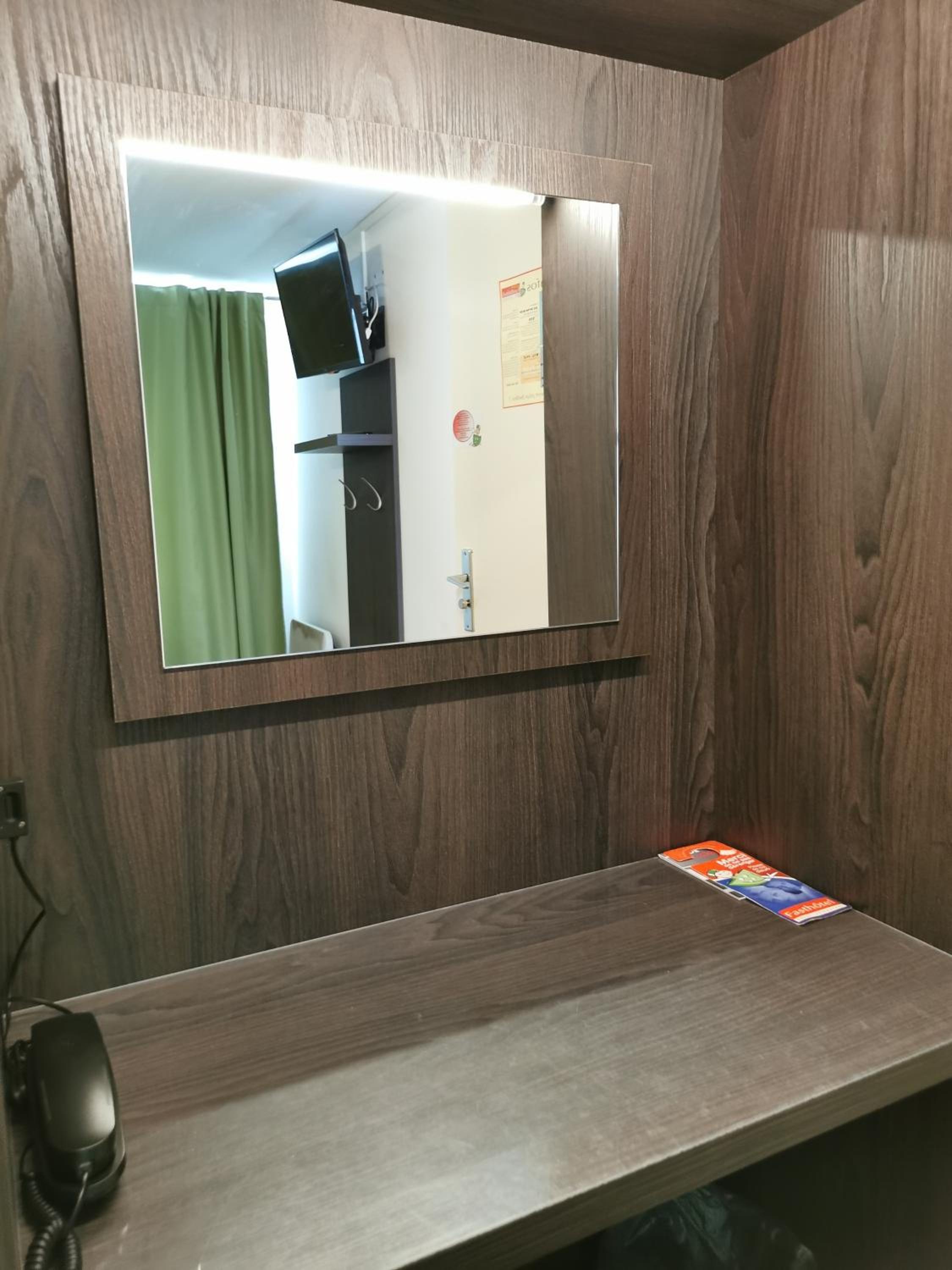 Twin Room - Photo 10
