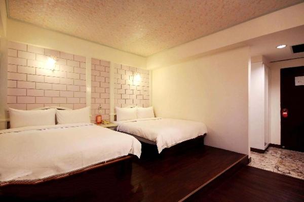 Family Room - Photo 2