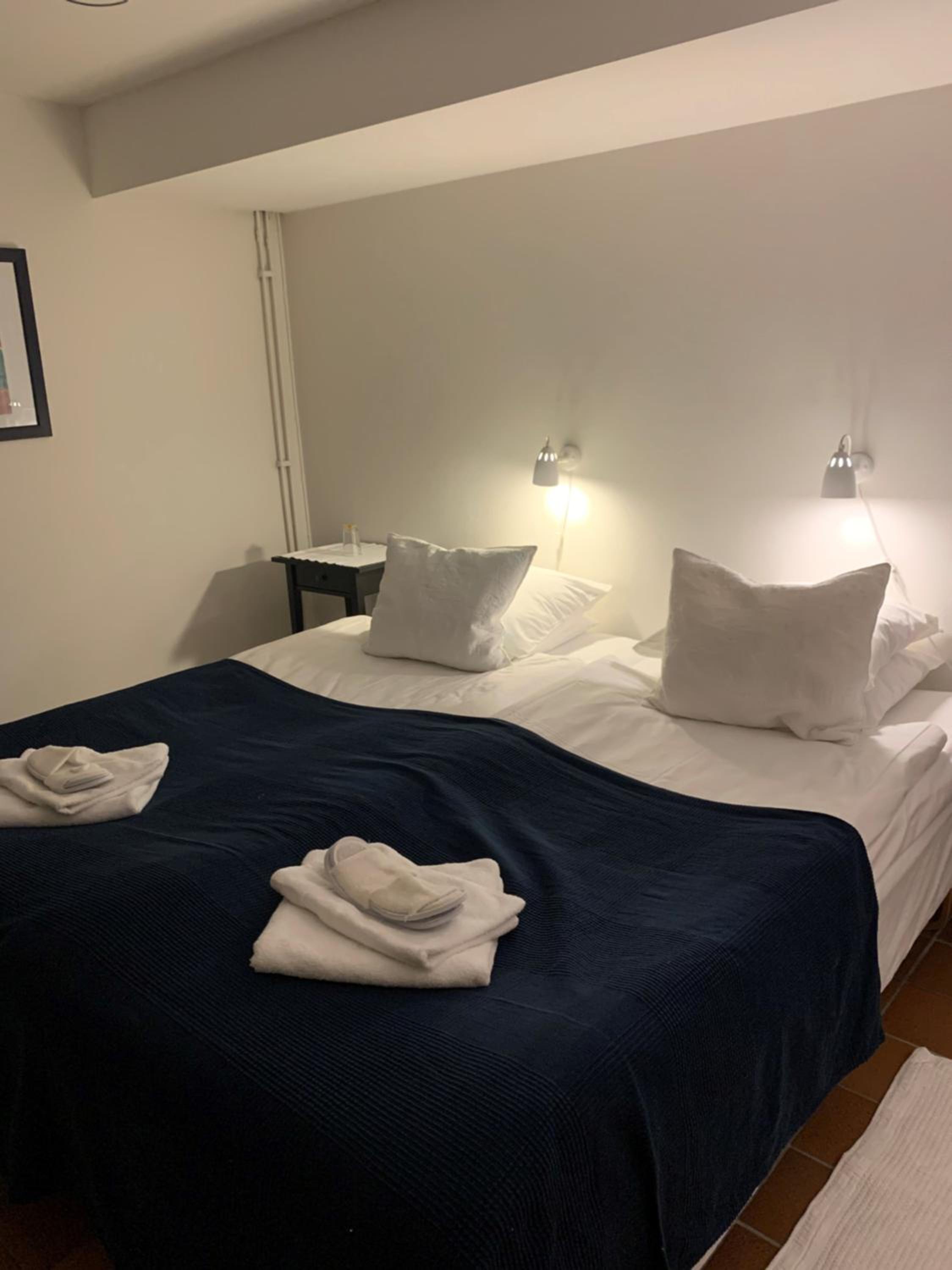 Double Room with Private Bathroom - Photo 2