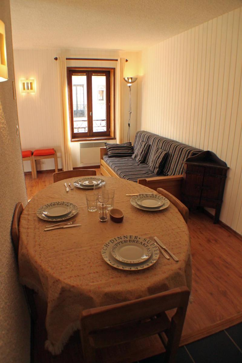 One-Bedroom Apartment with Mountain View