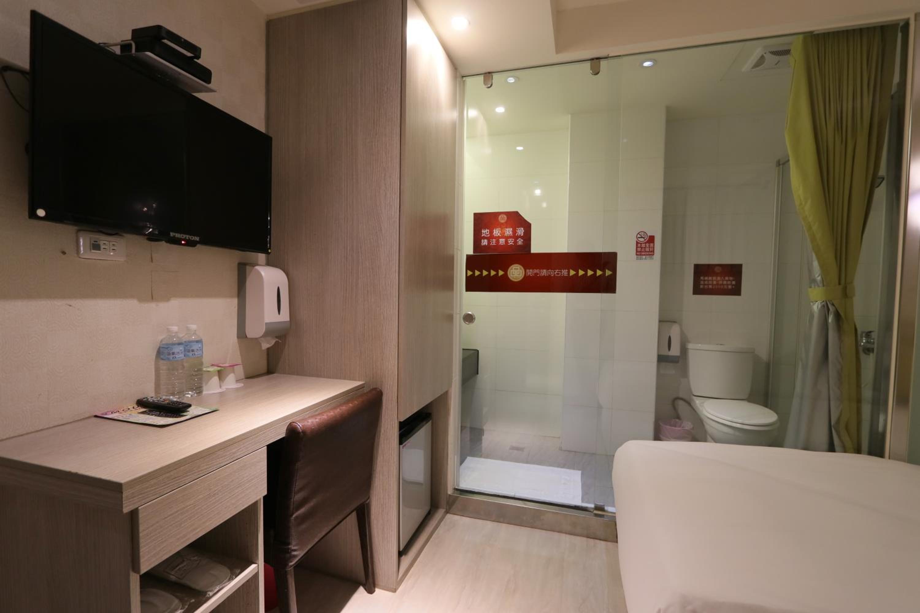 Double Room - No Window photo 3