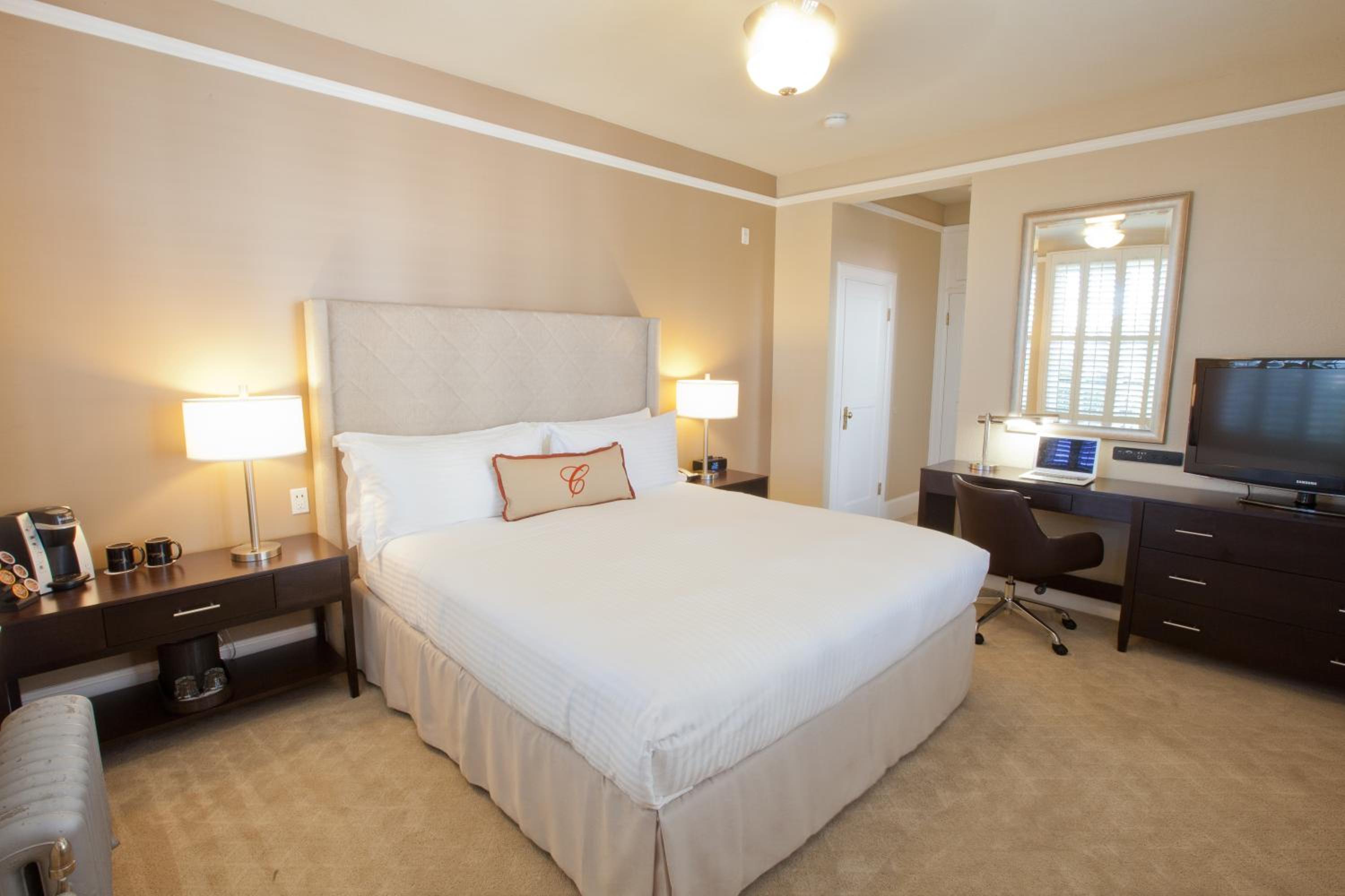 Deluxe King Room - Photo 1