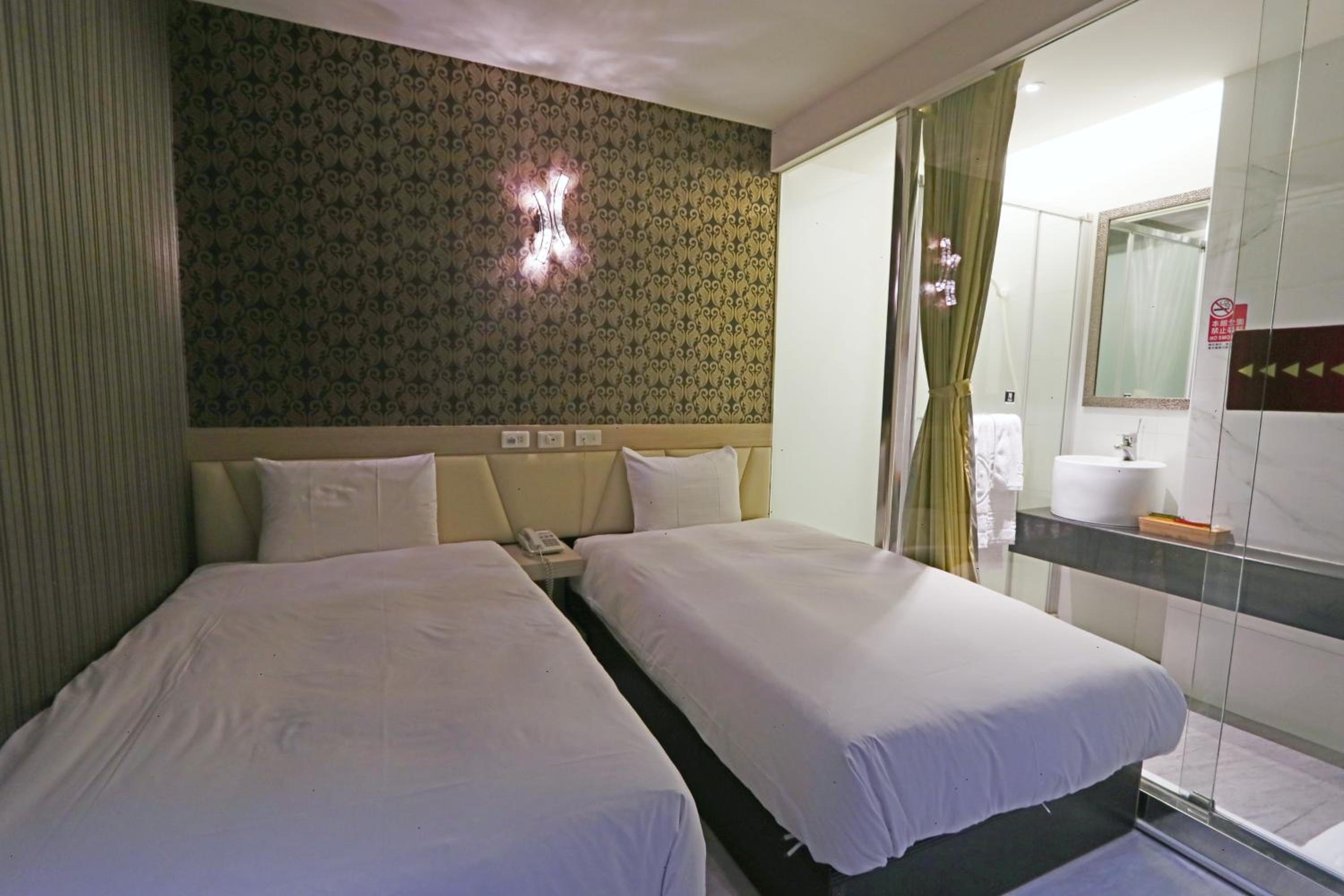 Twin Room - No Window photo 3