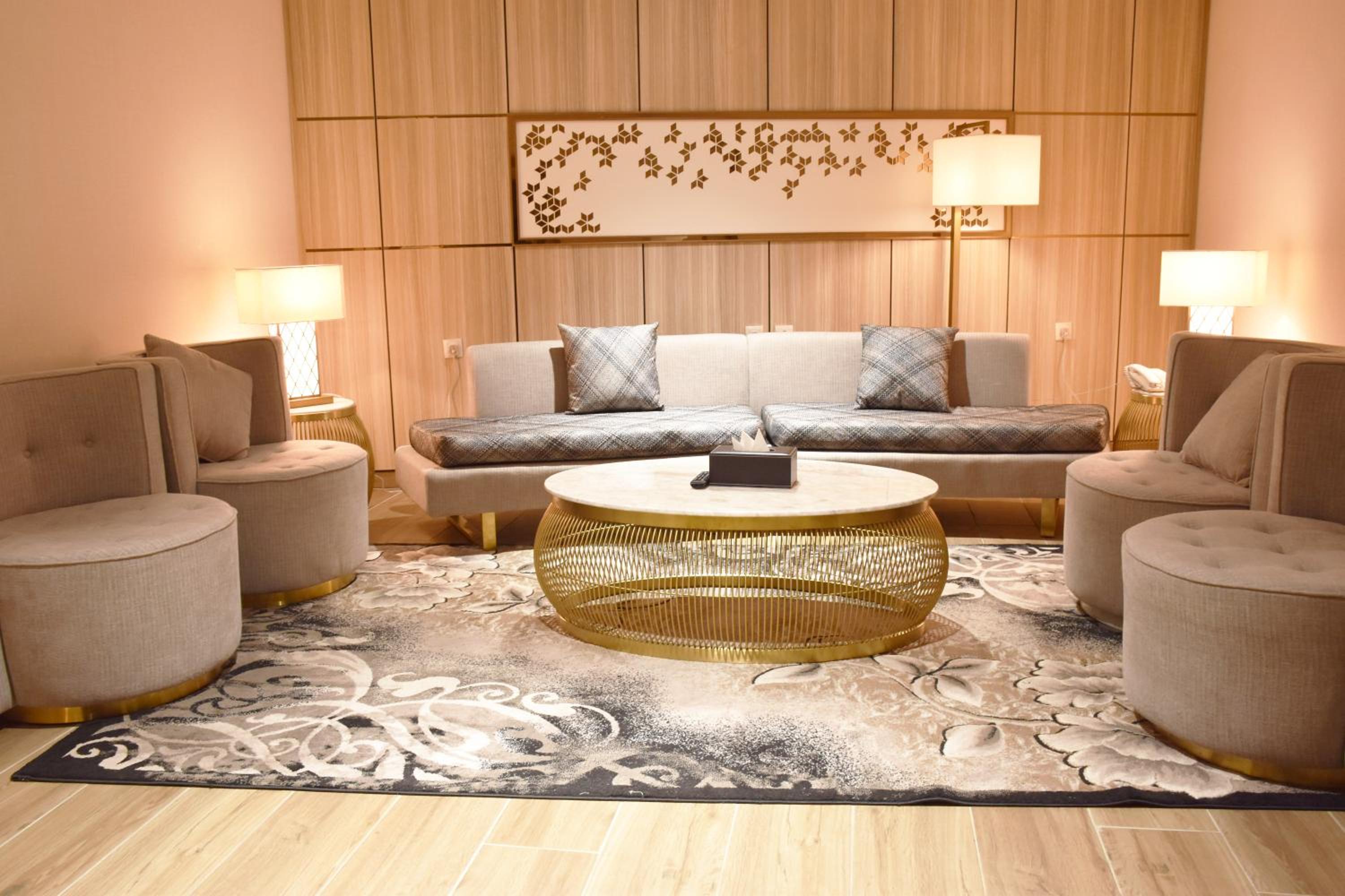 Executive Suite - Photo 6