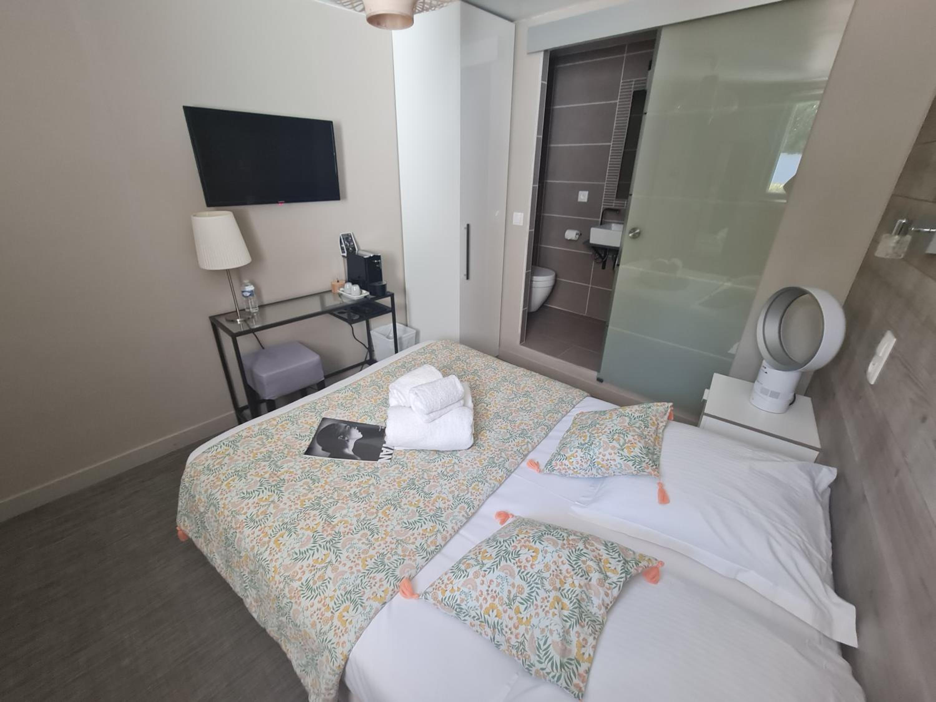 Double Room with Patio photo 2