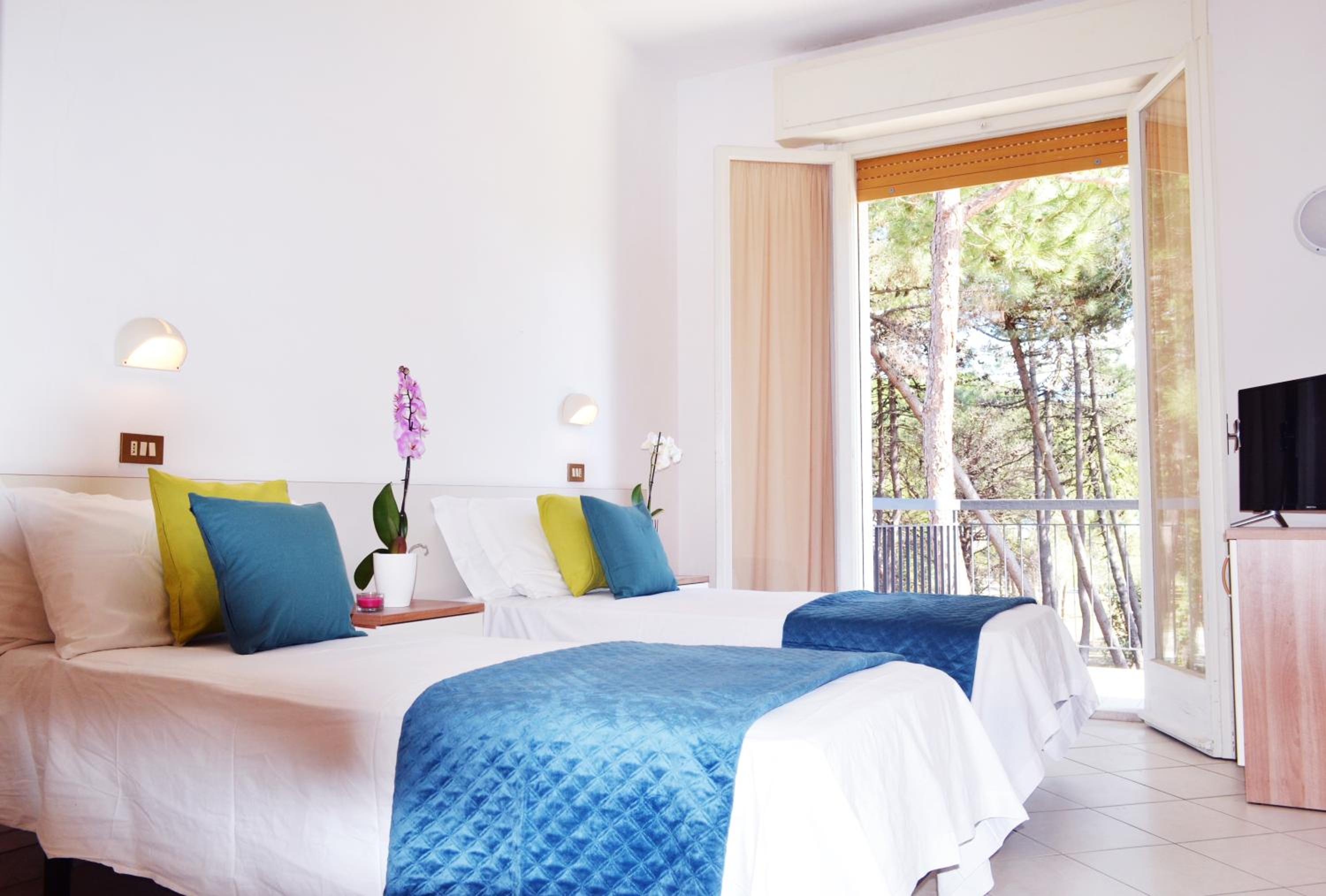 Standard Quadruple Room Bulk Beds - Photo 3