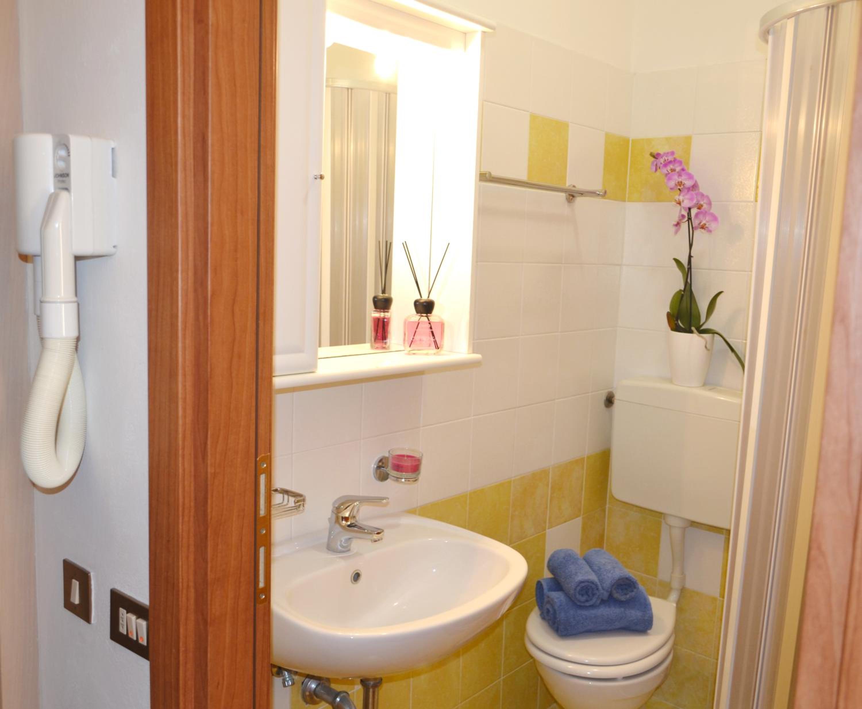 Economy Triple Room - Photo 3