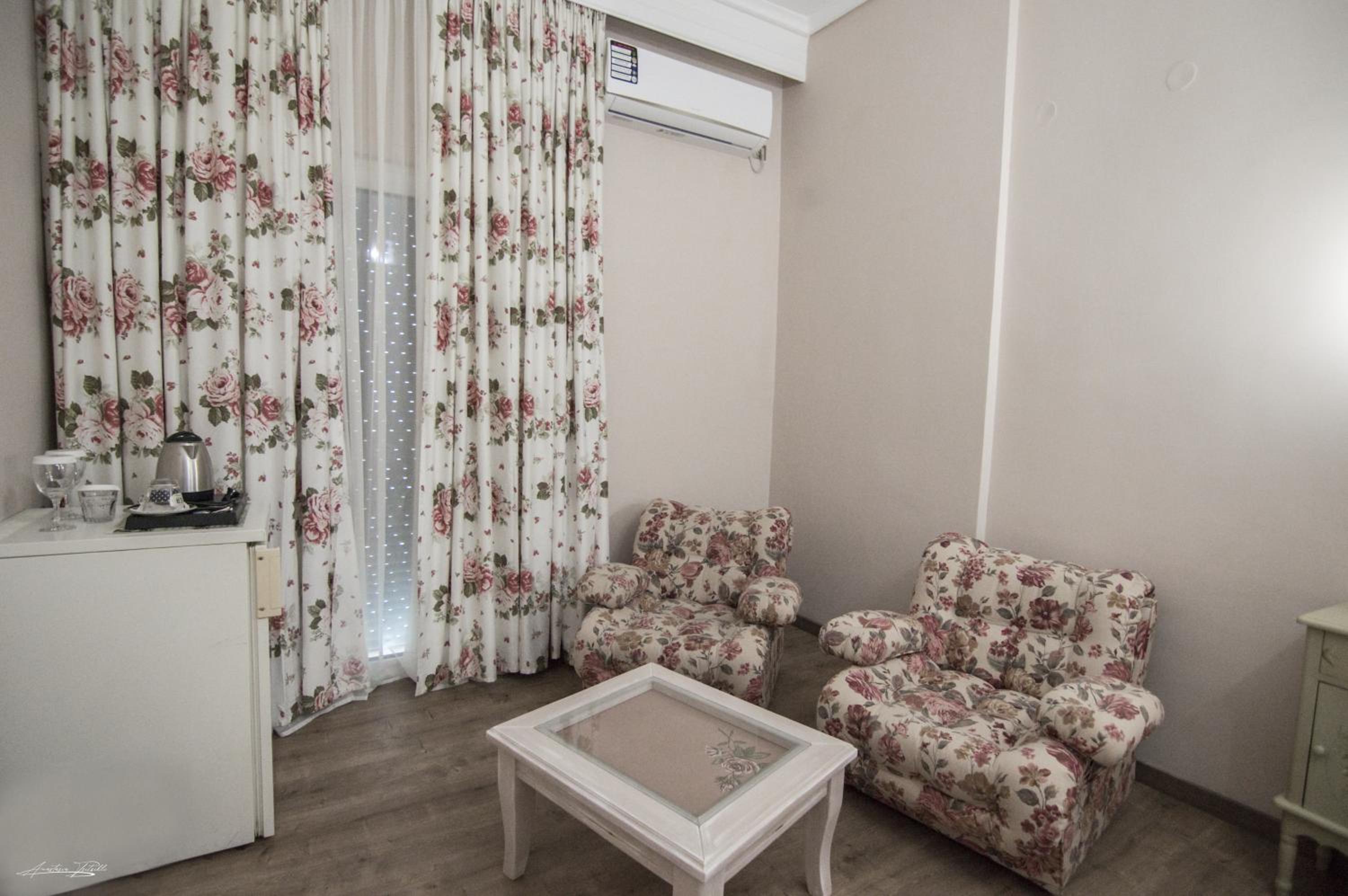 Deluxe Suite - Photo 13
