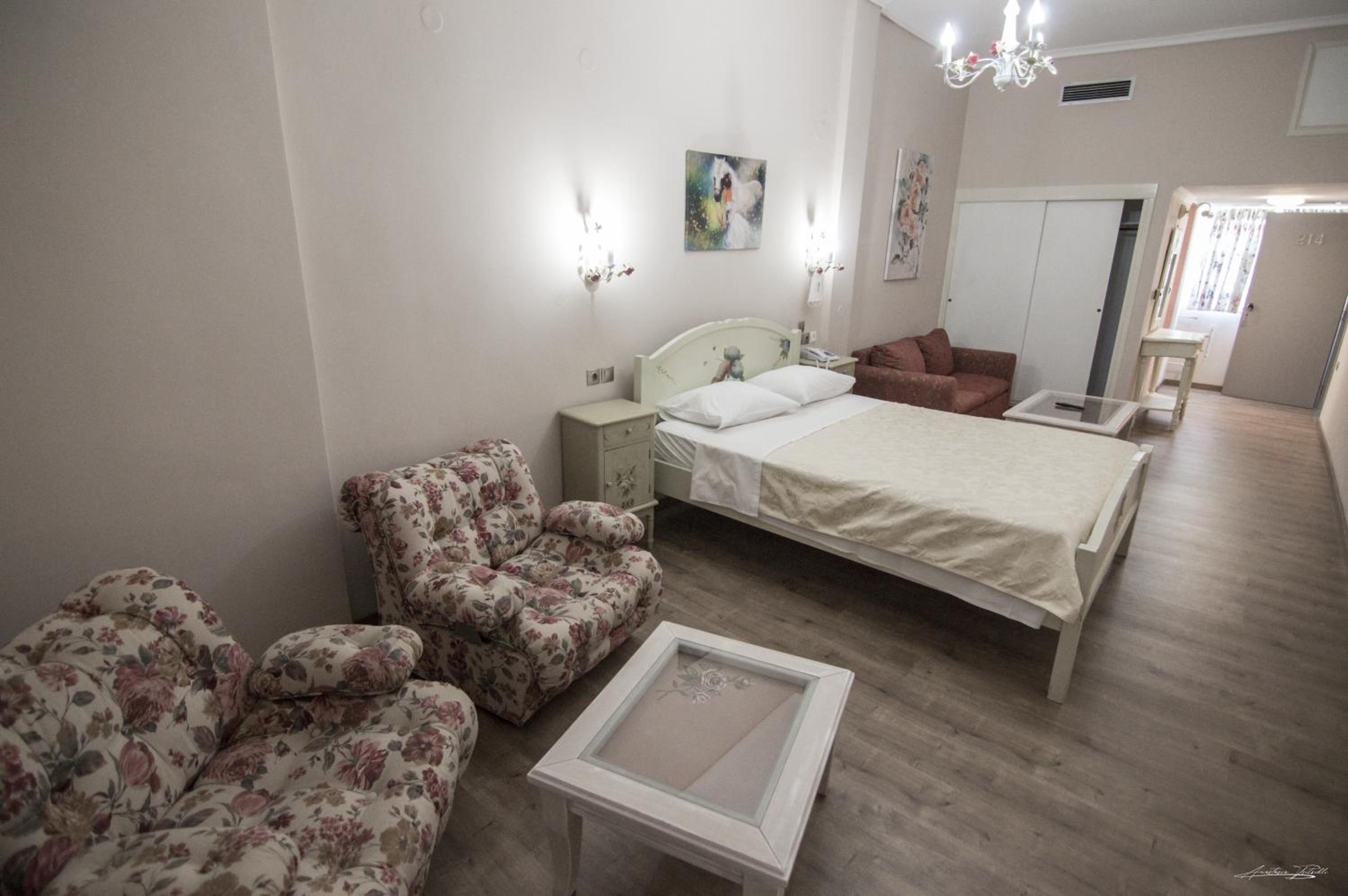 Deluxe Suite - Photo 12