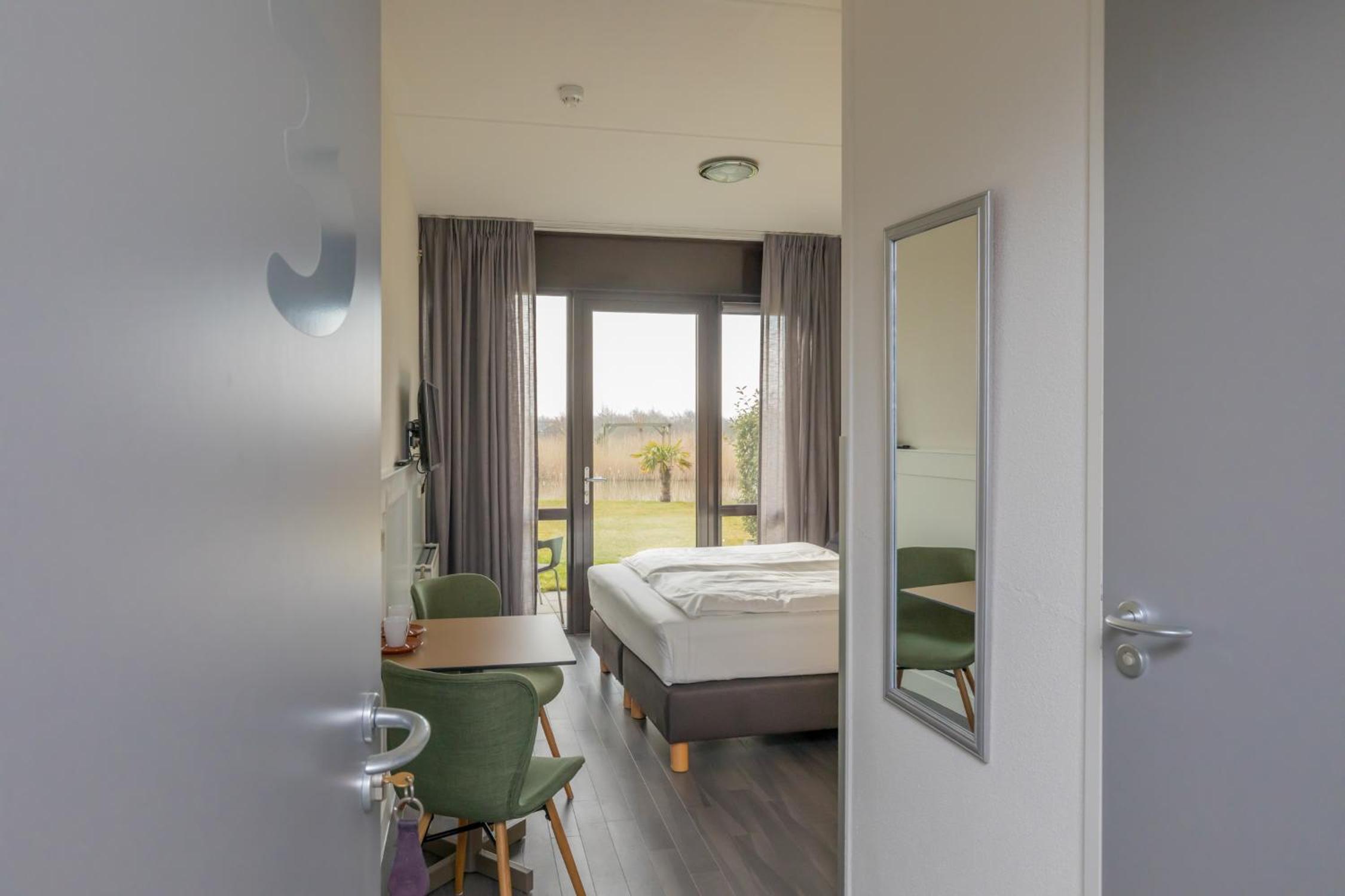 Standard de Luxe Room with a Waterview (Pets not allowed) photo 2