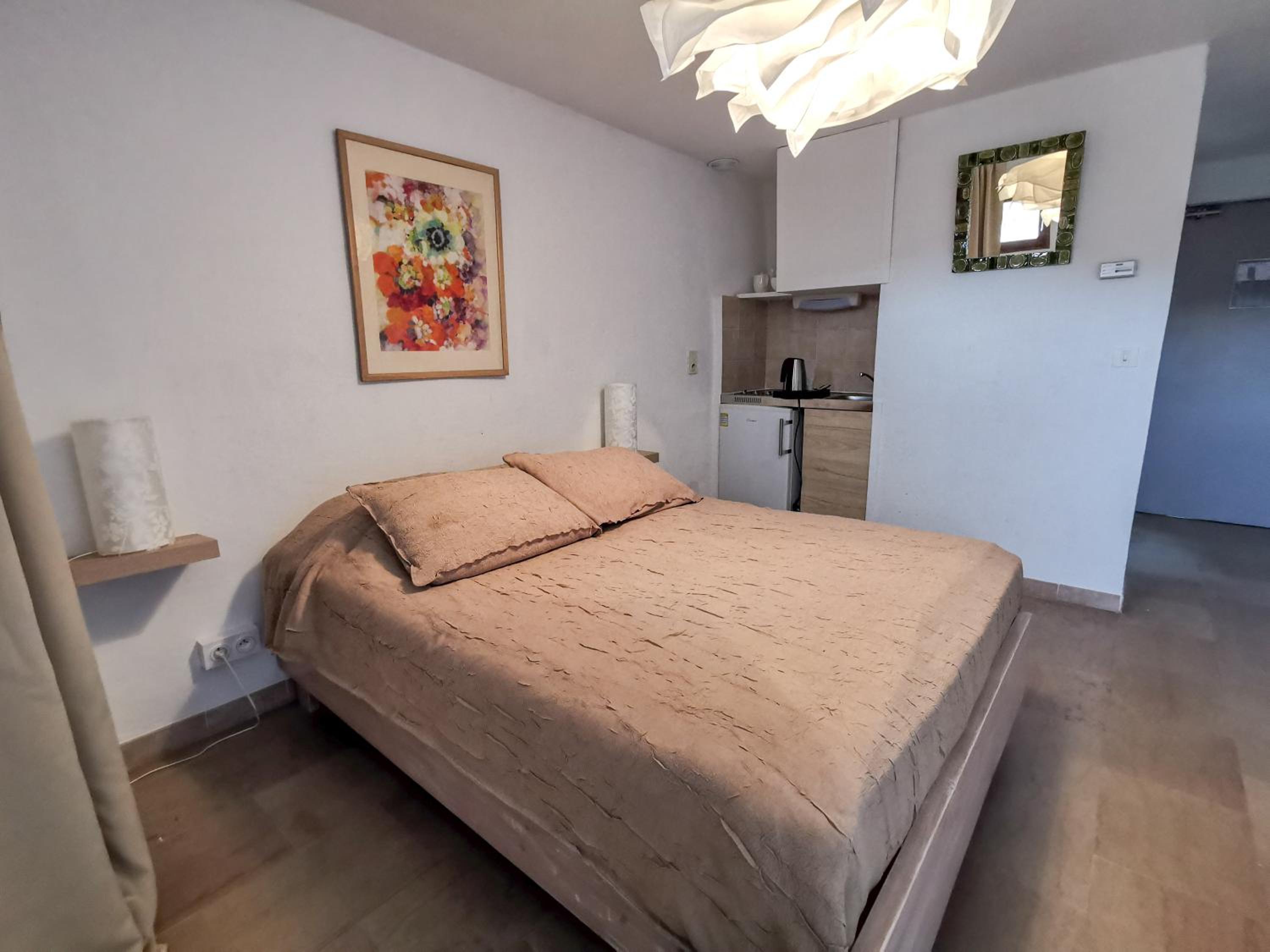 Standard Double Room - Photo 9