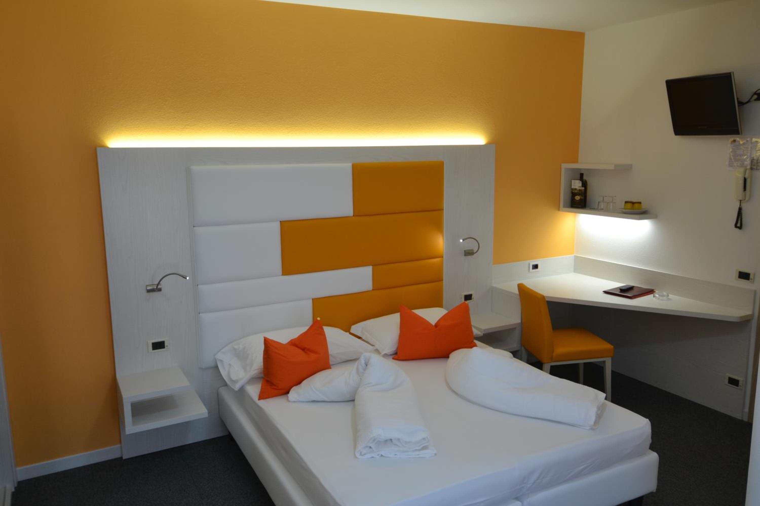 Double or Twin Room with Balcony - Photo 15