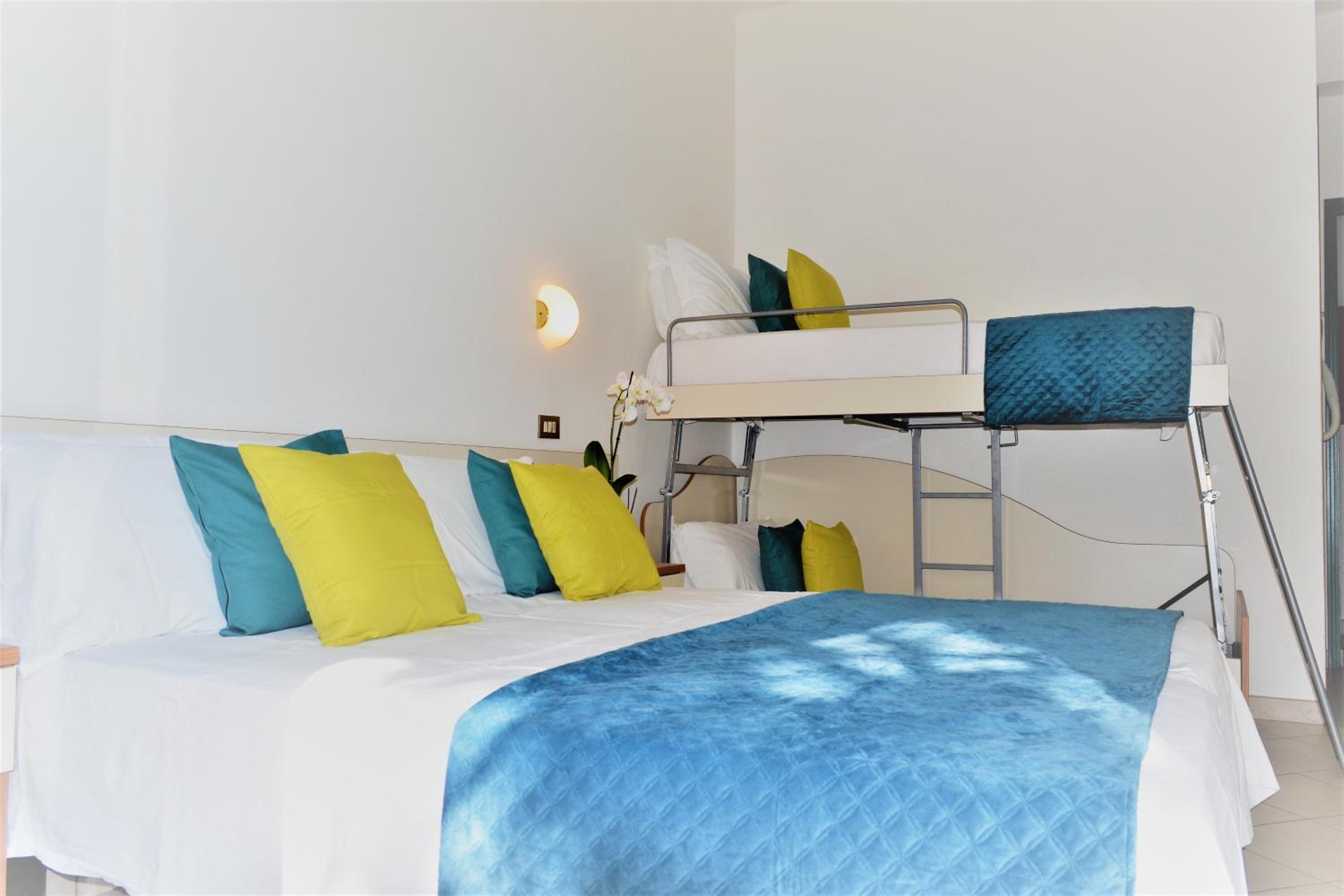 Standard Quadruple Room Bulk Beds - Photo 1