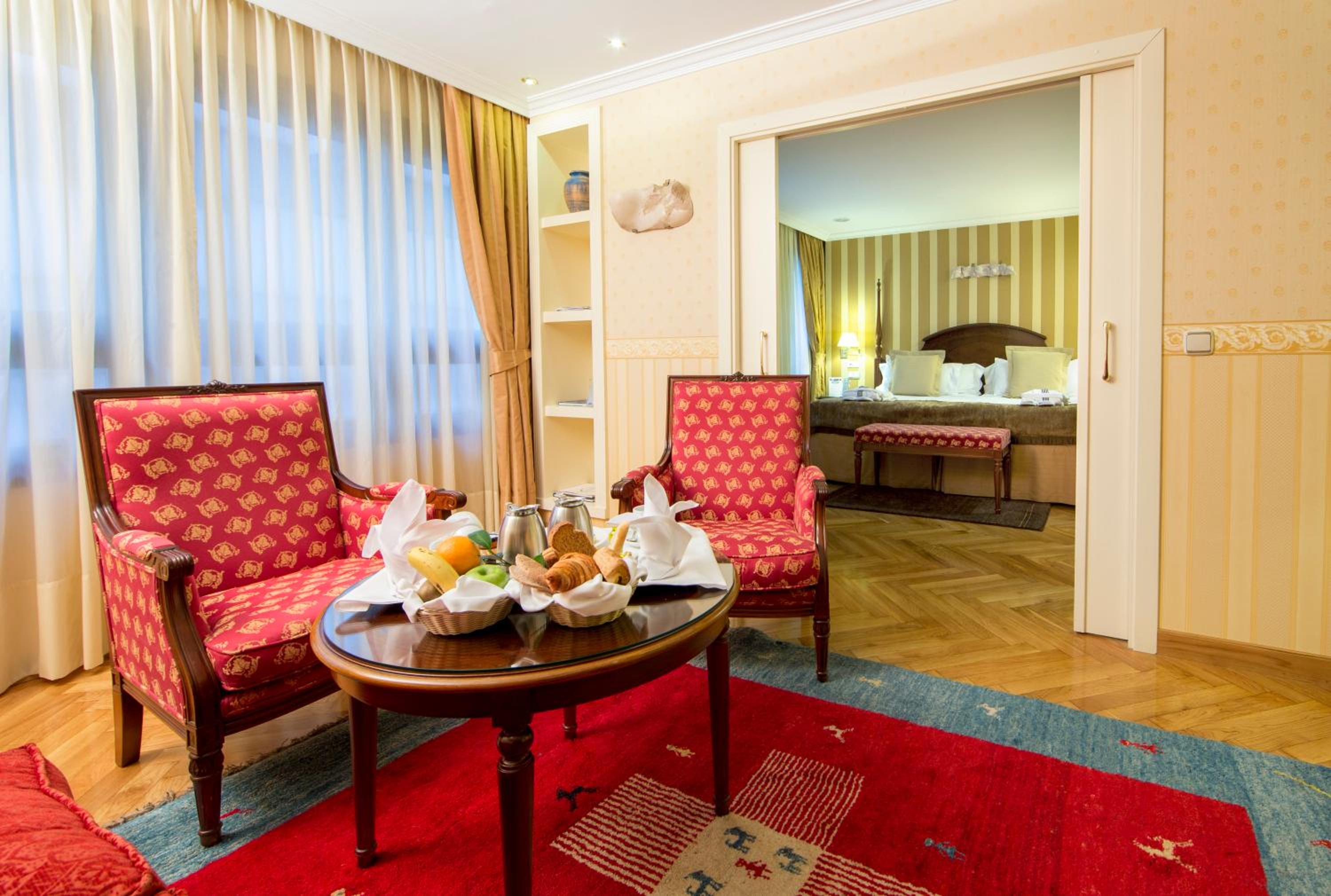 Suite - Photo 8