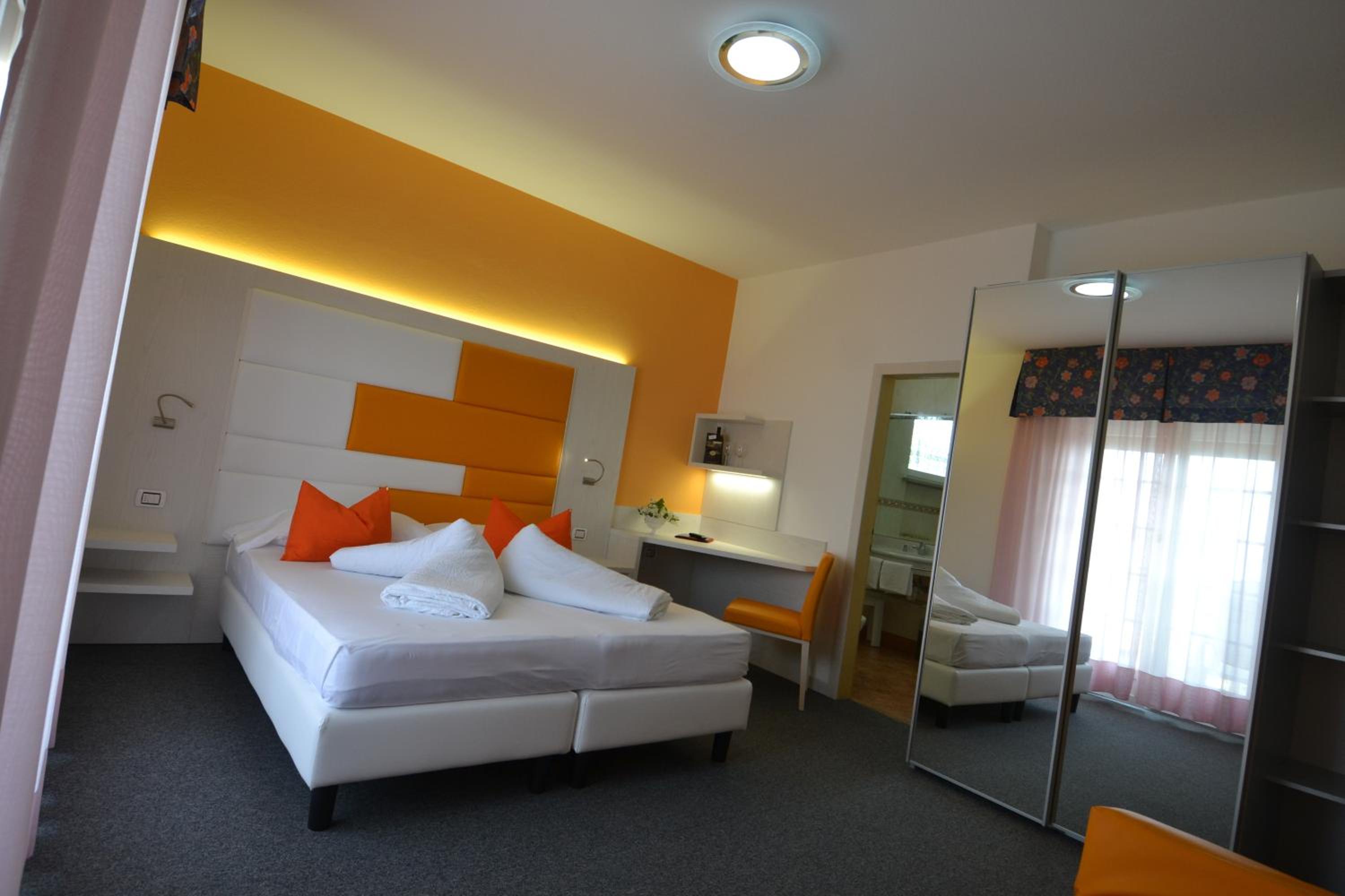 Double or Twin Room with Balcony - Photo 13