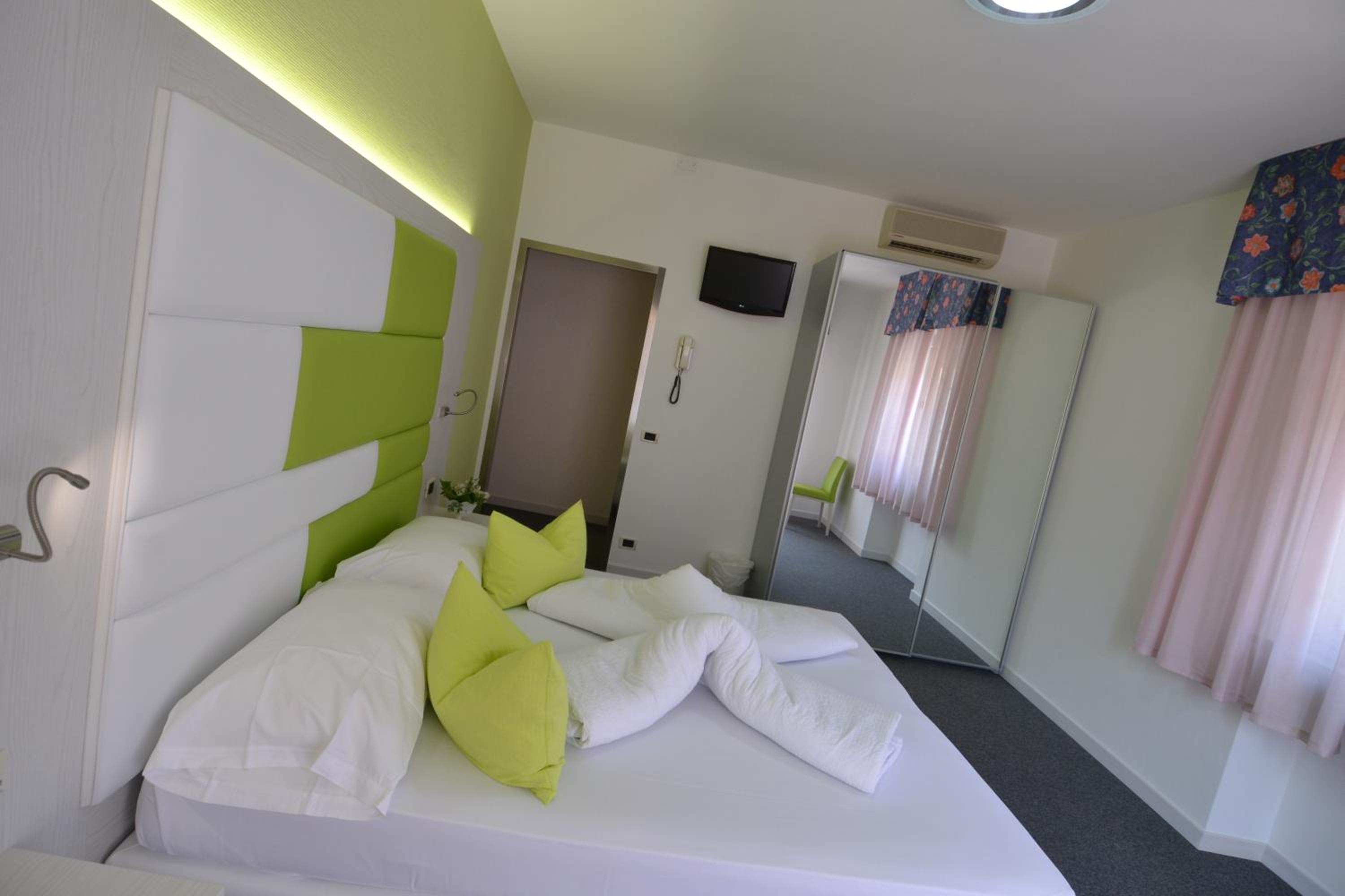 Double or Twin Room with Balcony - Photo 3