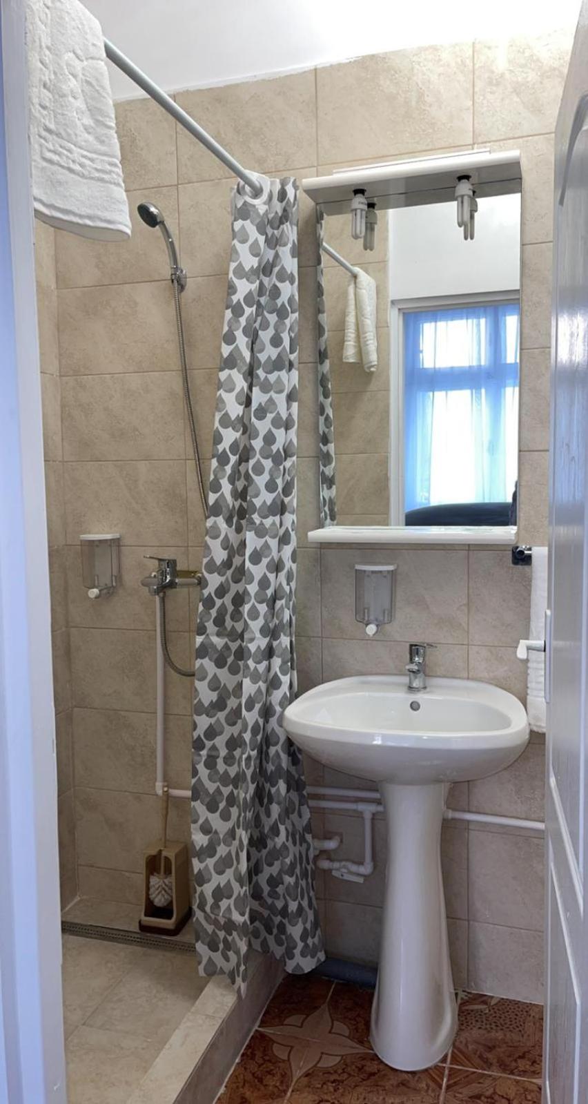 Basic Triple Room - Photo 12
