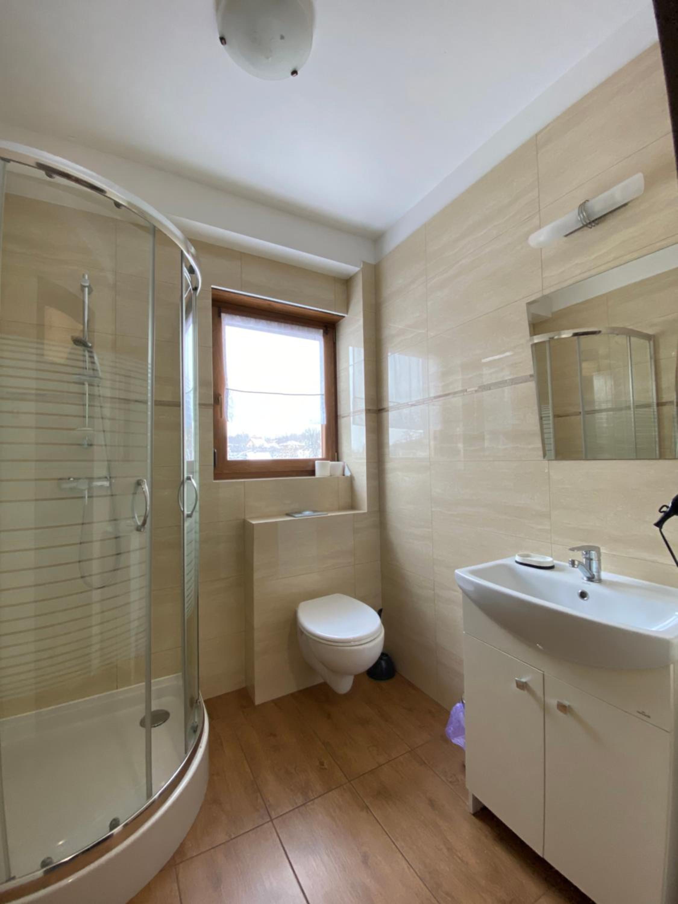 Five-Bedroom House photo 3
