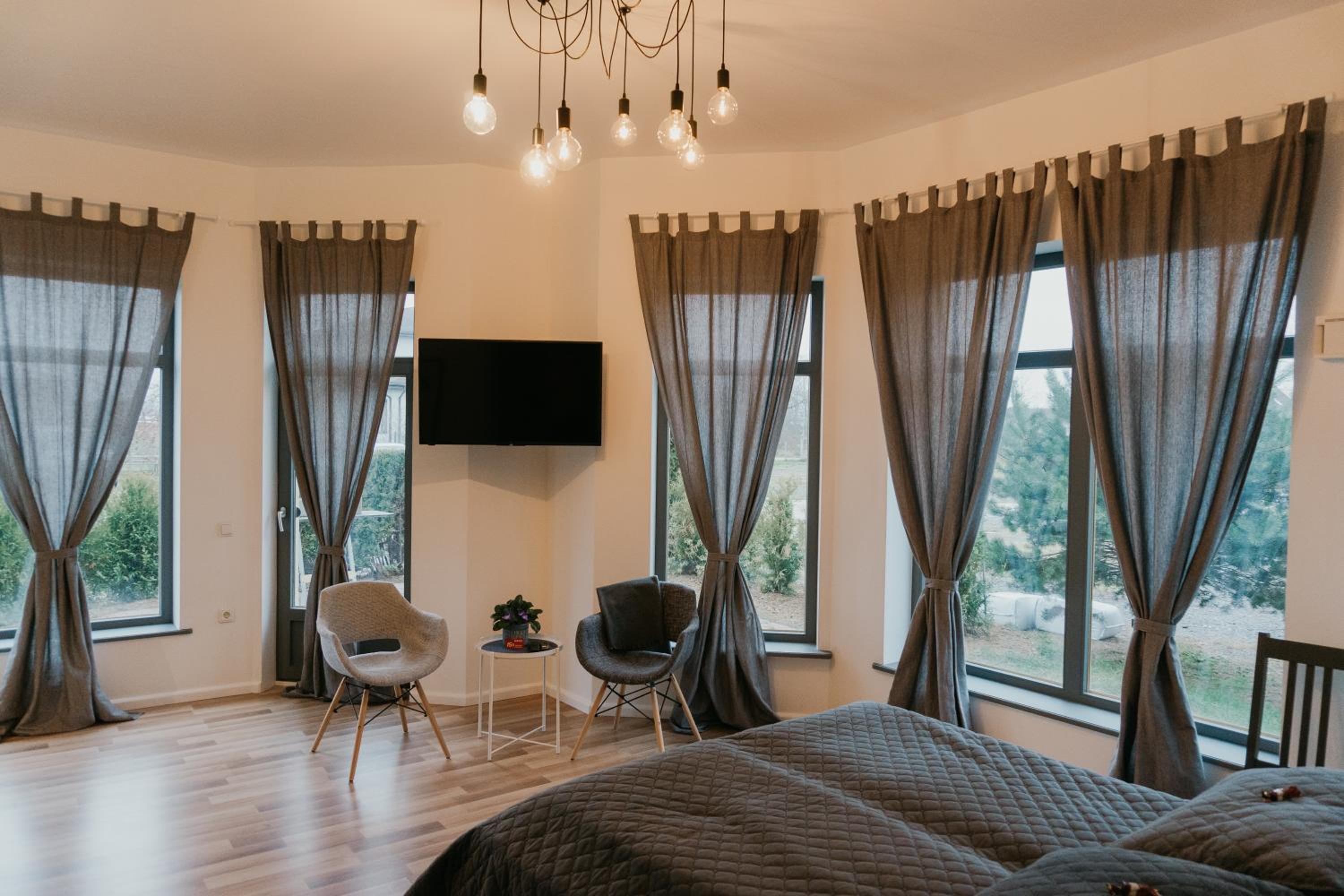 Premium Triple Room with King Bed and Extra Bed - Photo 6