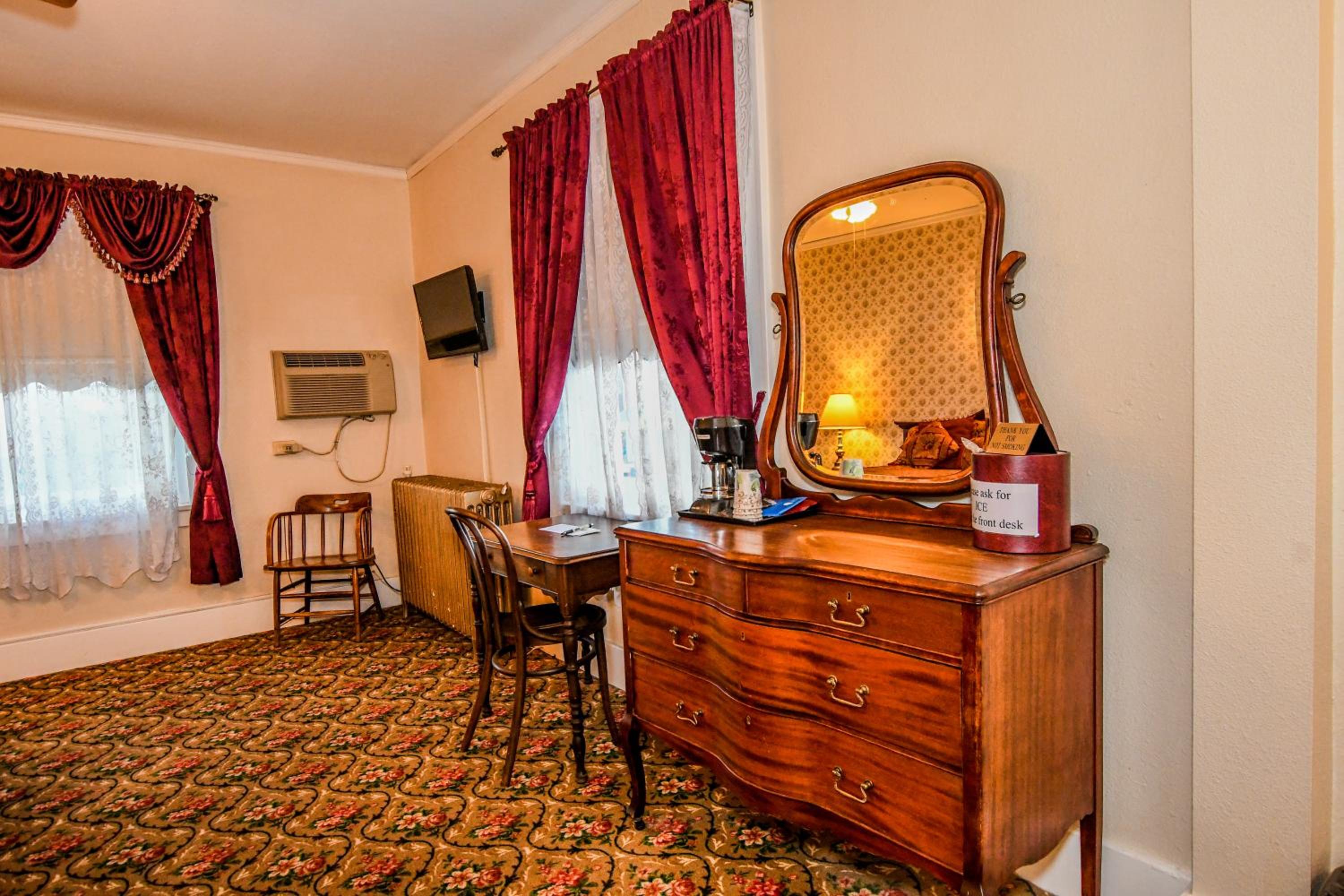 Standard King Room photo 2