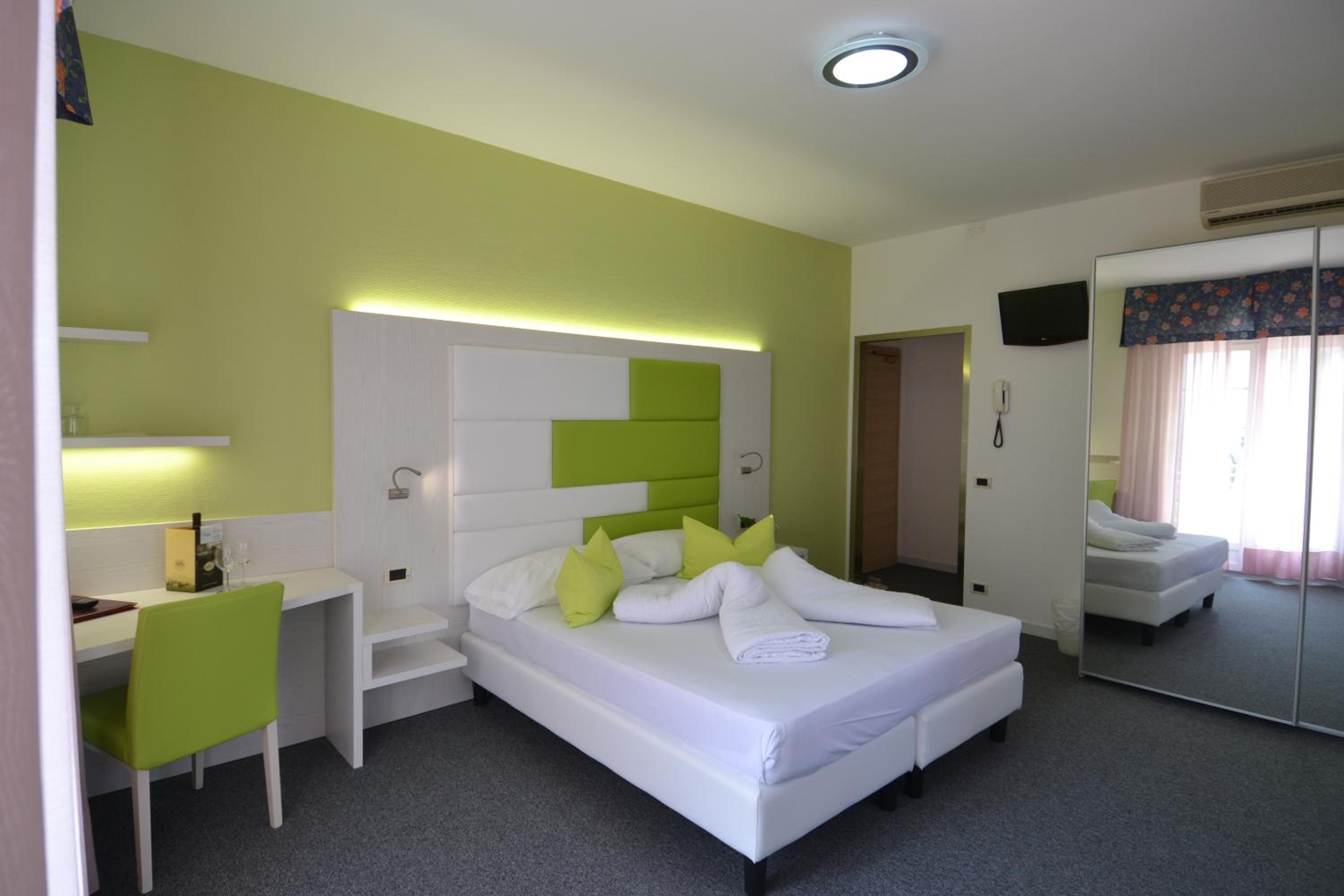 Double or Twin Room with Balcony - Photo 1
