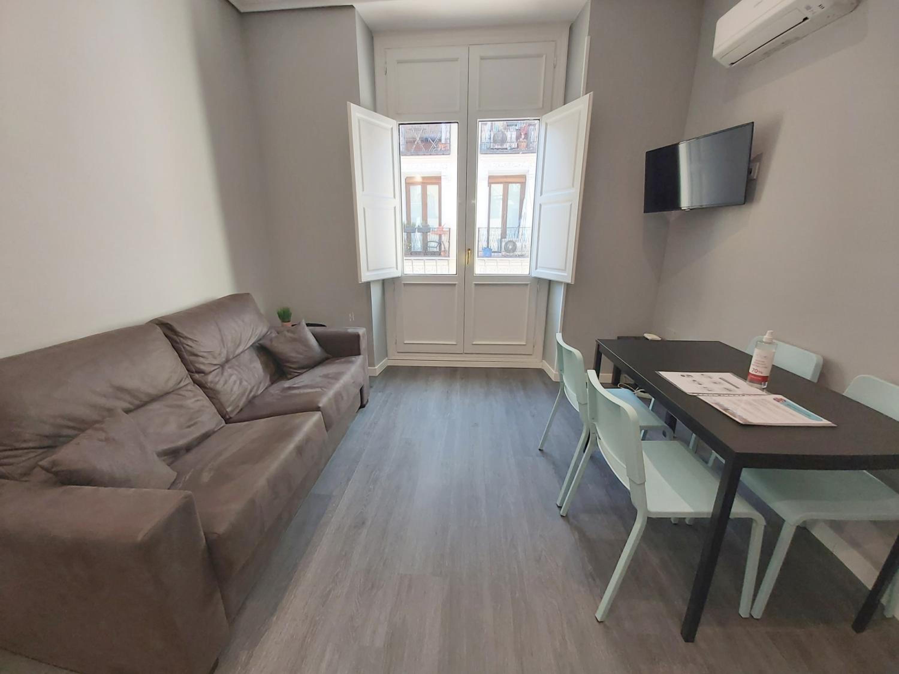 One-Bedroom Apartment with Balcony - Photo 18