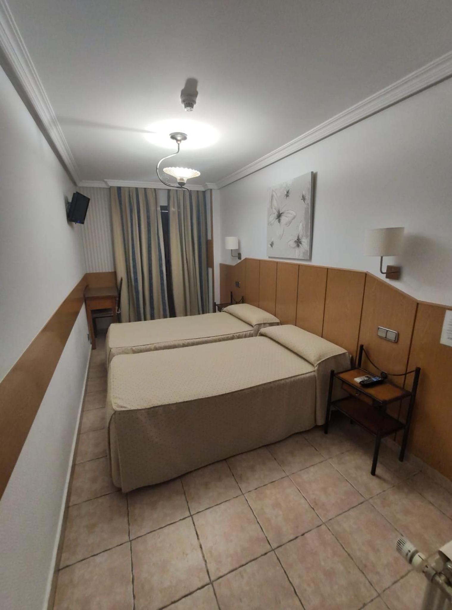 Standard Twin Room - Photo 1