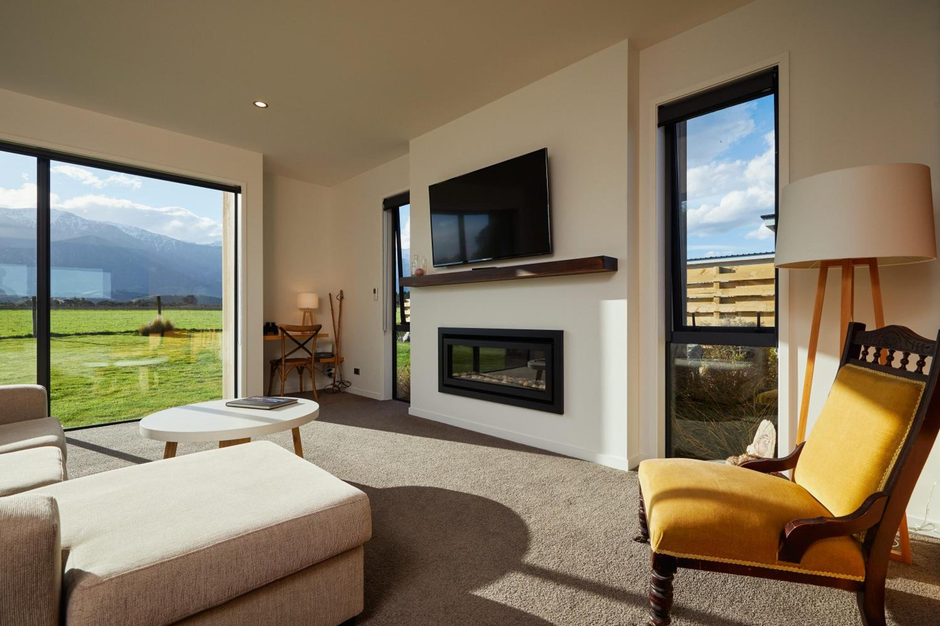 Apartment with Mountain View